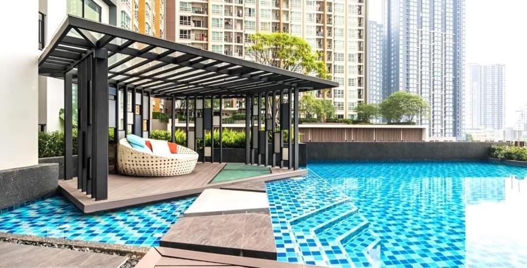 Apartment with Pool View