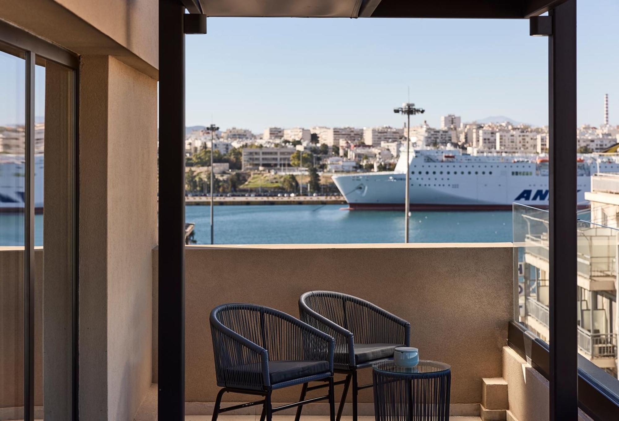 Deluxe Suite met Terras en Gedeeltelijk Uitzicht op Zee