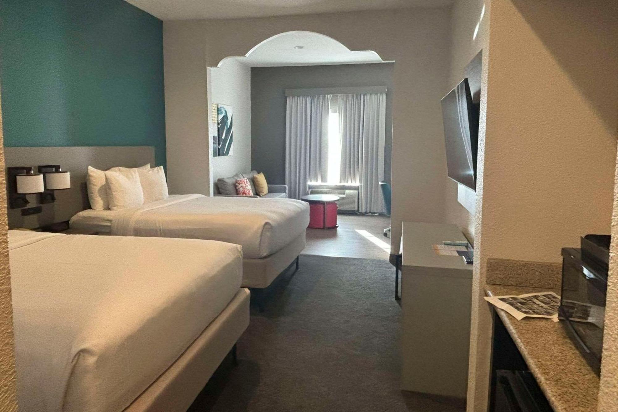 Queen Suite with Partial Divider - Non-Smoking