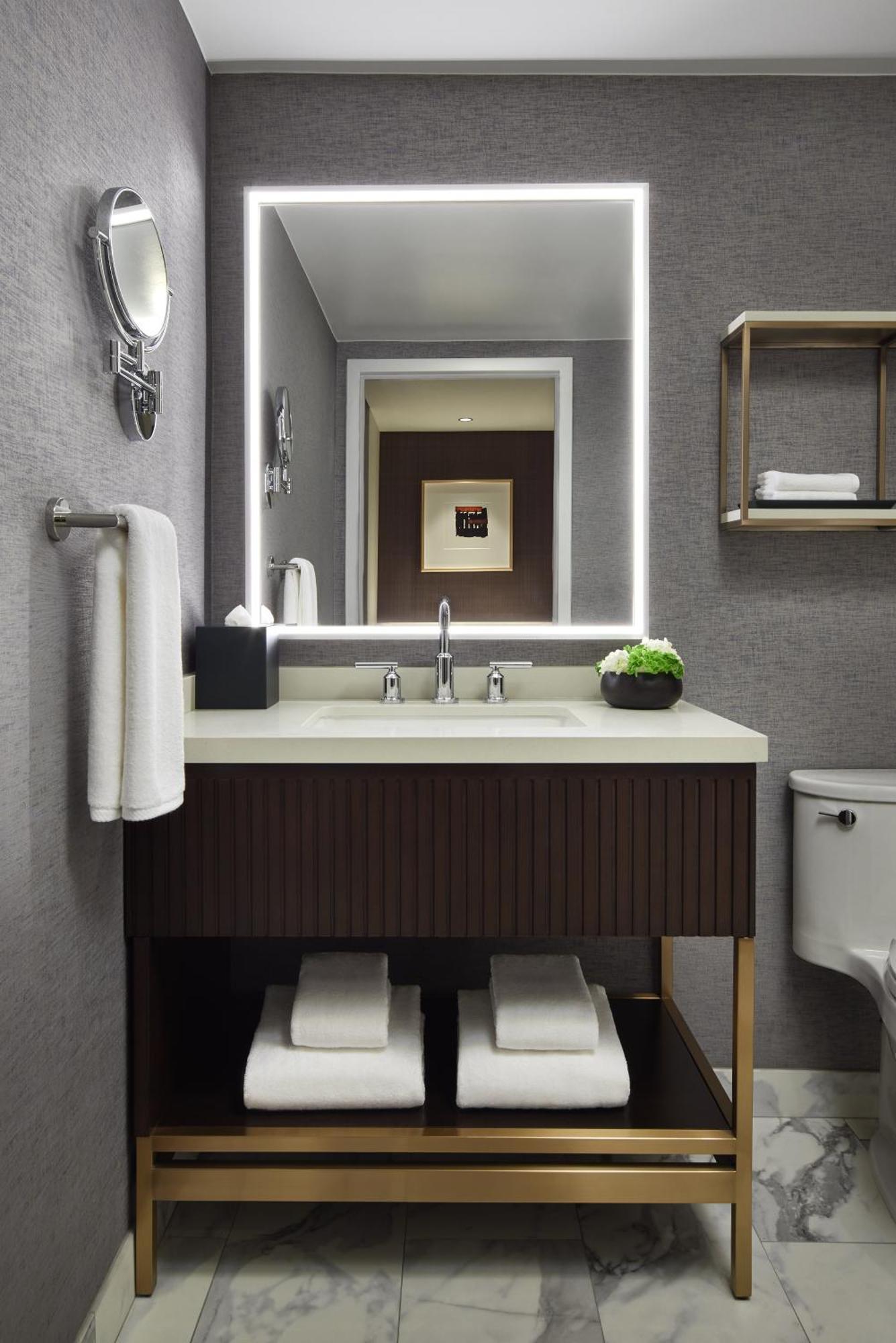 Habitación con cama grande