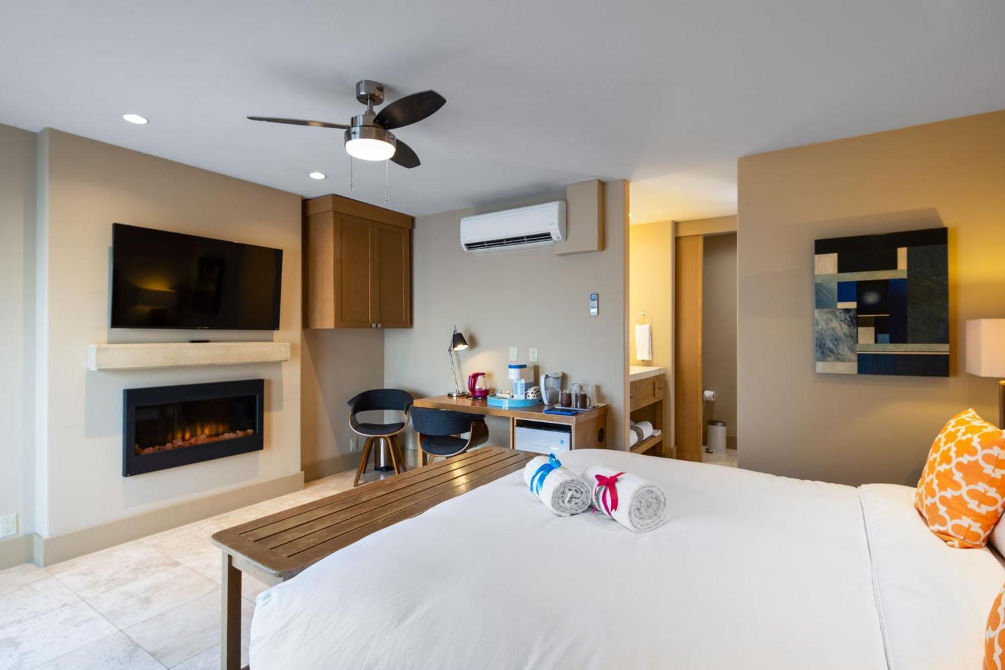 Suite con cama extragrande y vistas a la piscina