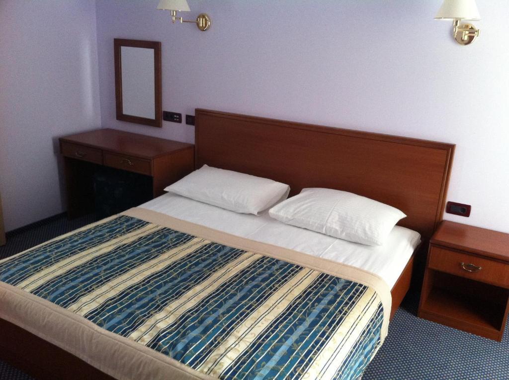 Three-Bedroom Suite with Side Sea View