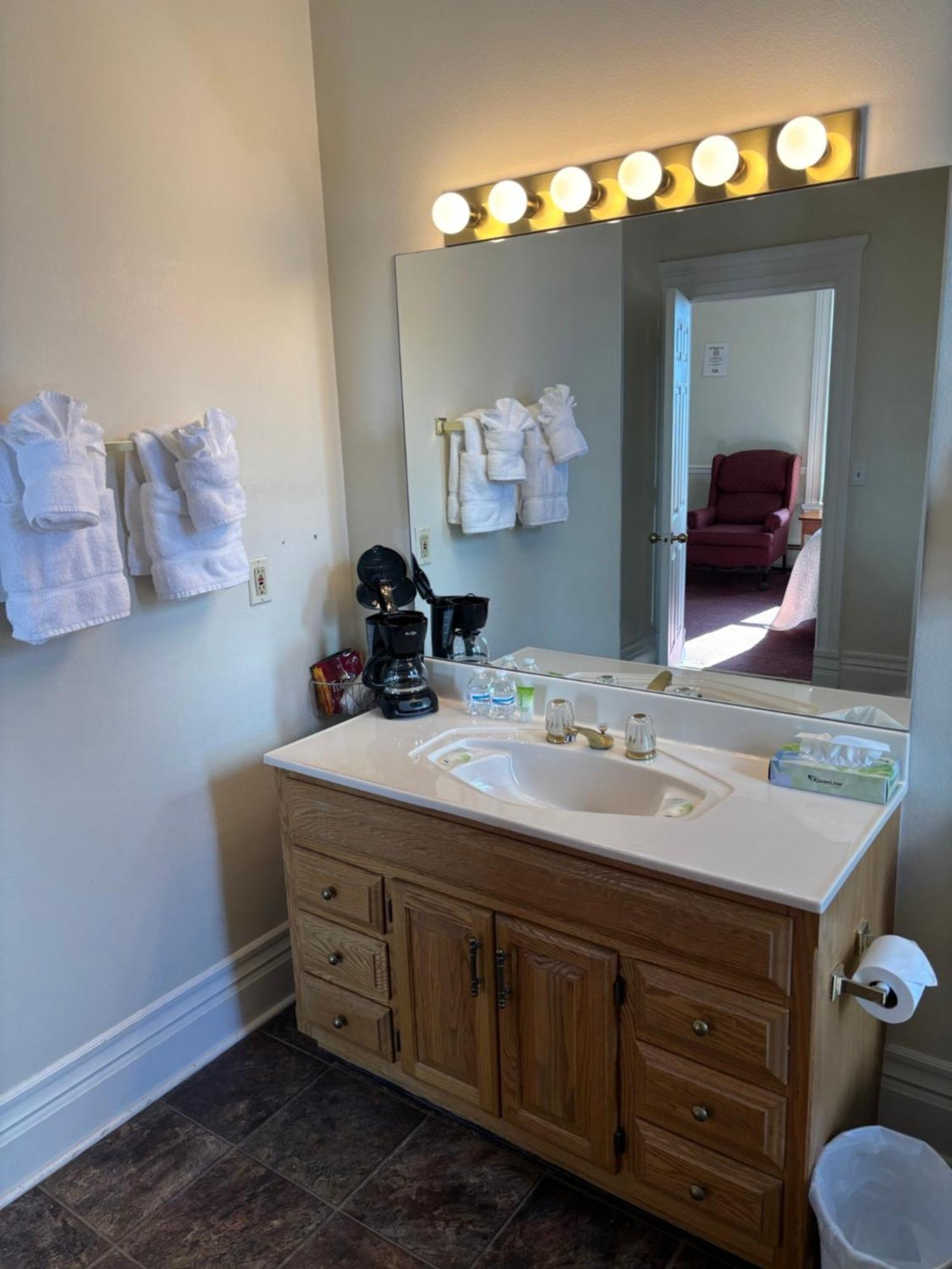 Queen Room,1640318952:JPEG