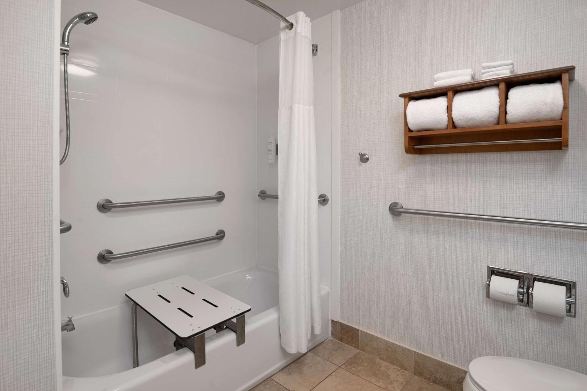Double Room Two Queen Beds Bath Tub Mobility Access