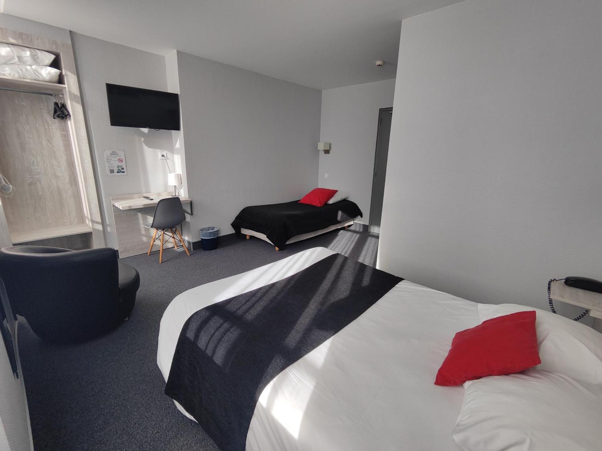 Triple Room Queen Single Bed