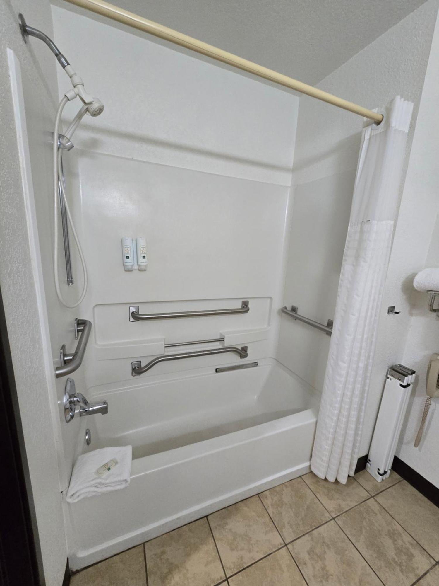 Queen Room with Roll-In Shower - Disability Access/Non Smoking/Interior Hall