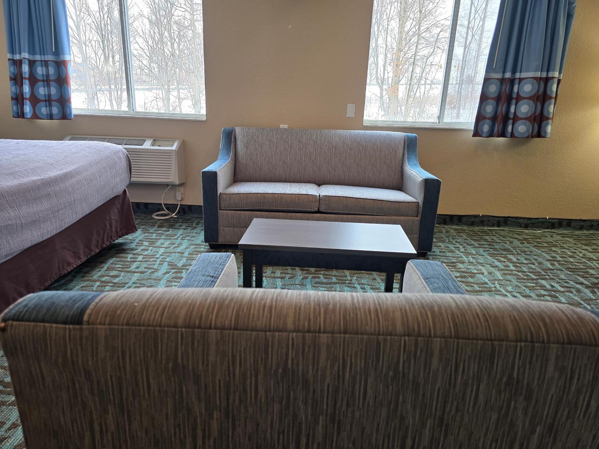 King Suite - Non Smoking/Interior Hall