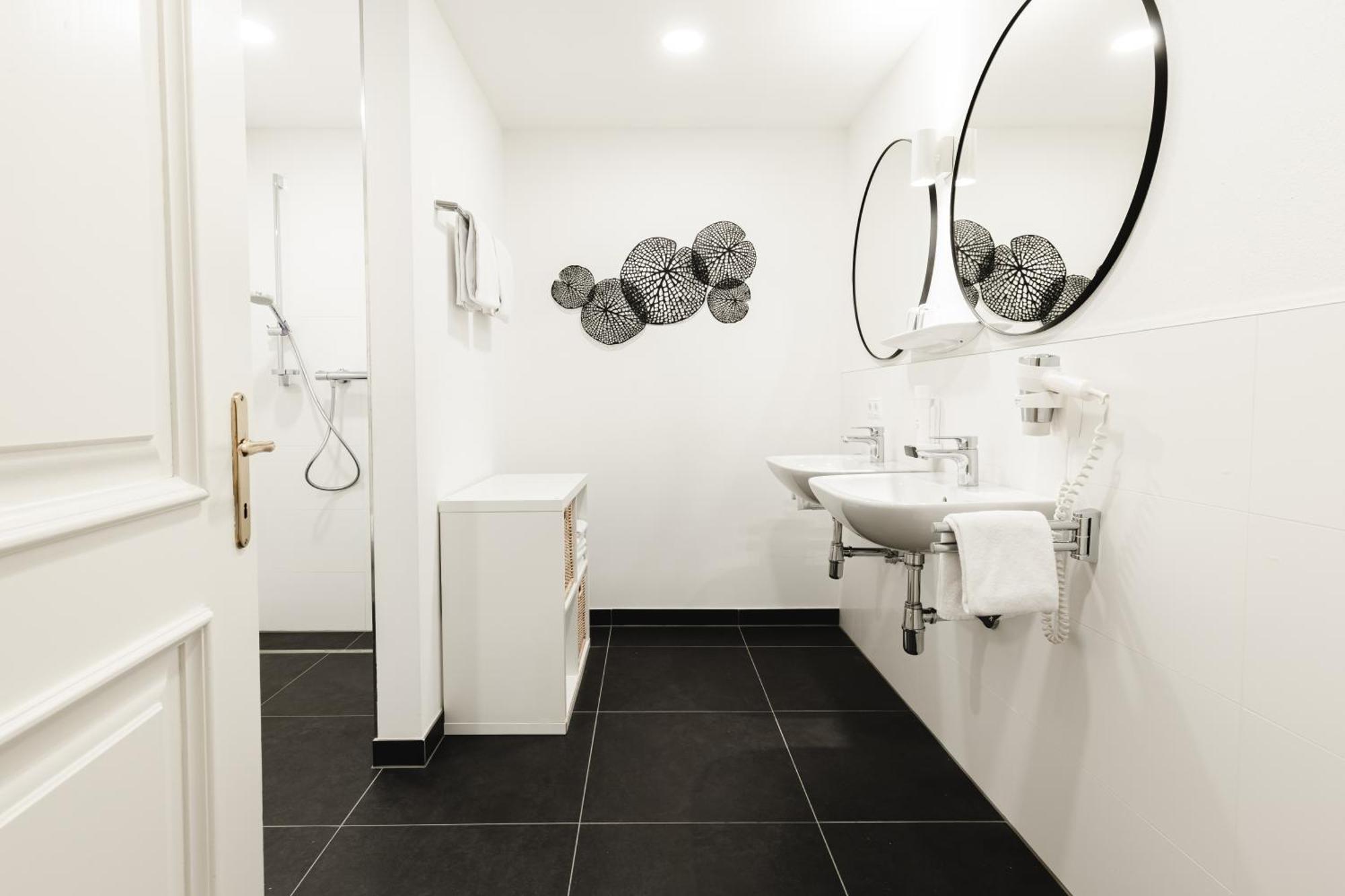 Familienzimmer mit Dusche