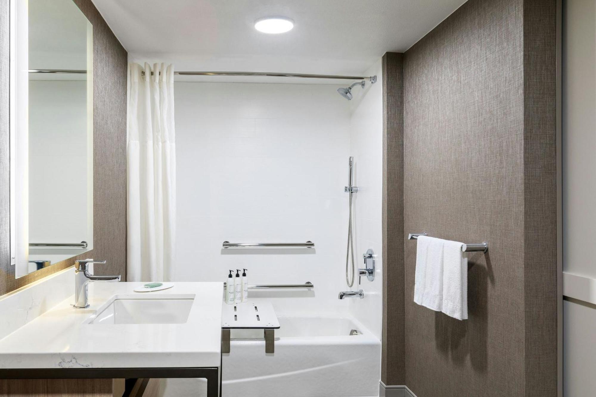 King Suite with Mountain View, Bathtub and Sofa Bed - Mobility Access/Hearing Accessible