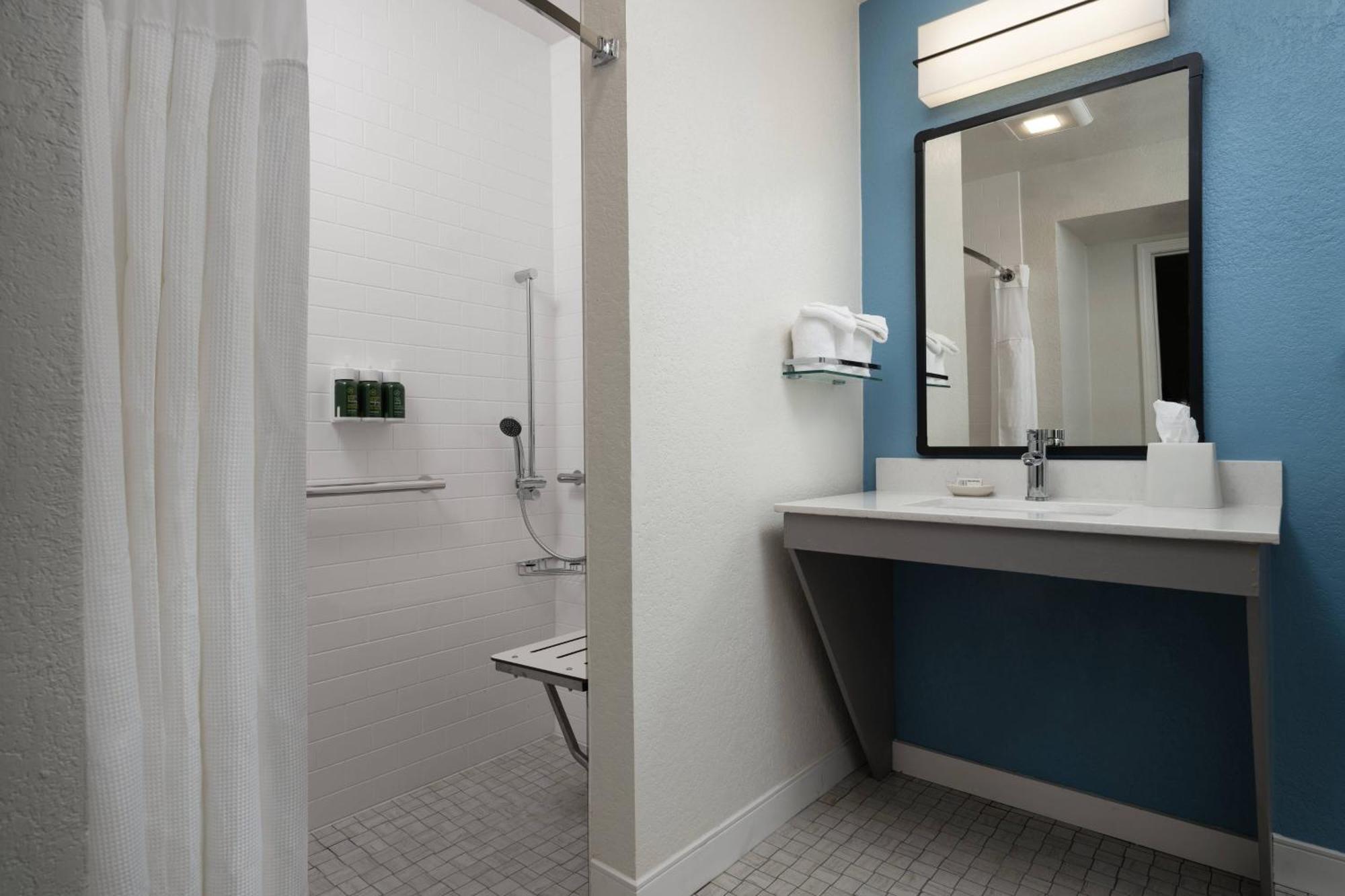 Queen Studio with Sofa Bed & Roll-in Shower – Mobility Accessible