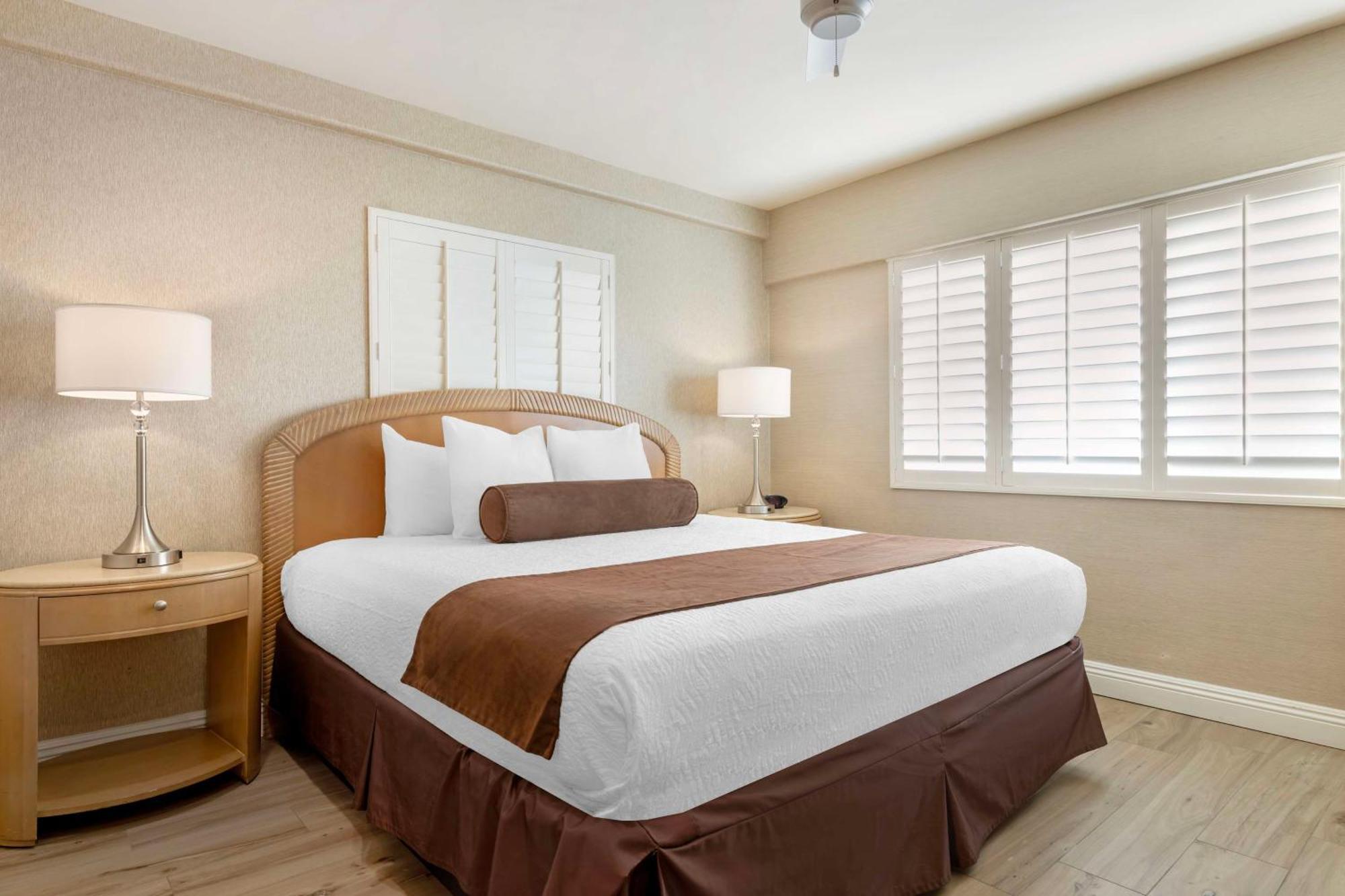 Habitación con cama extragrande.