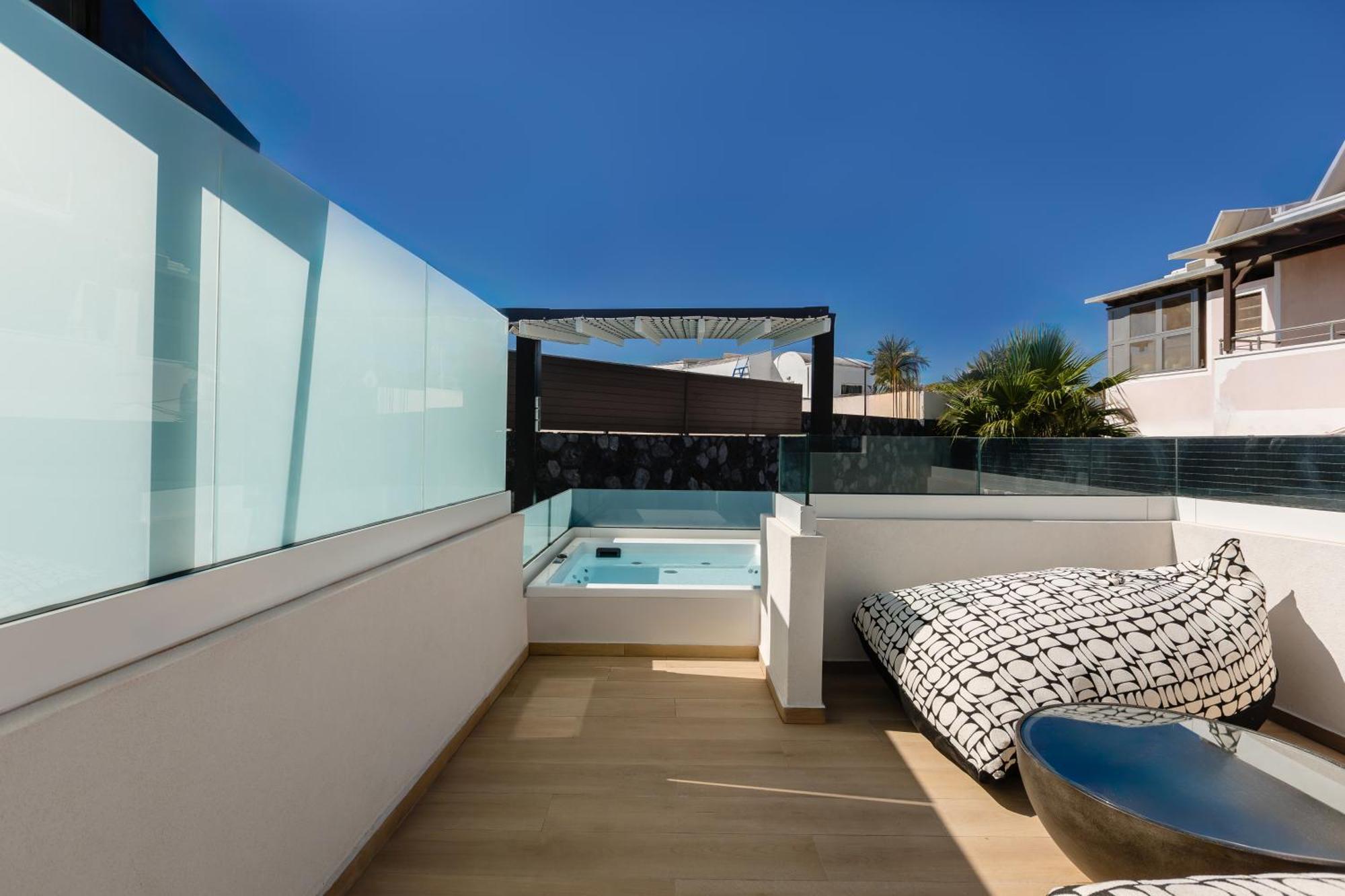 Executive Suite Outdoor Jetted Tub,1641211214:JPEG
