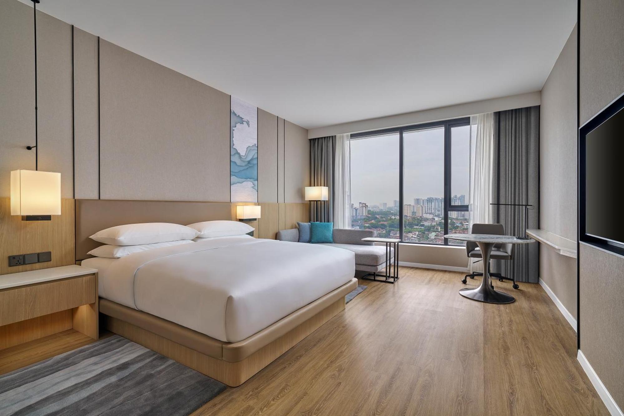 Deluxe Corner King Room with City View