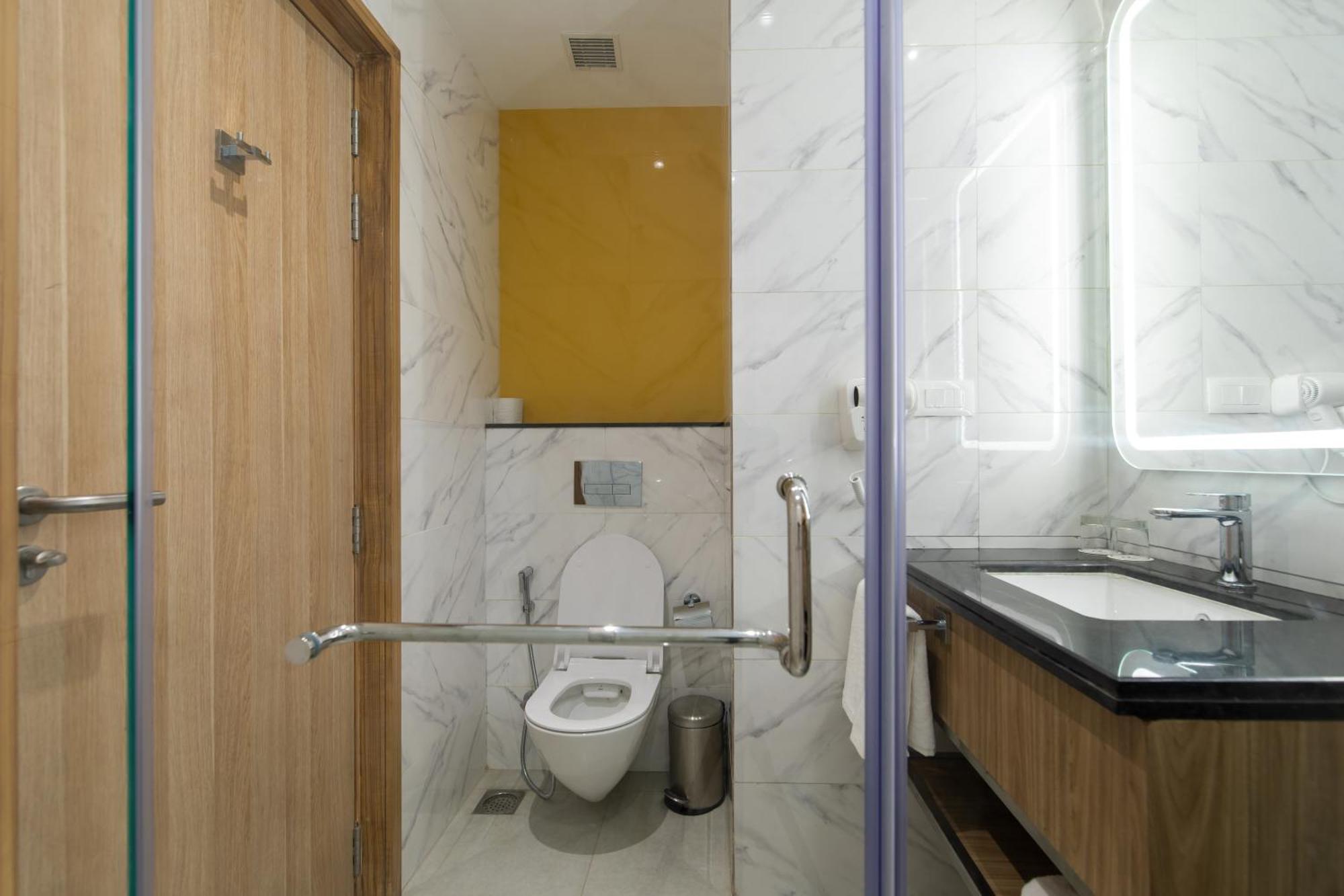 Deluxe Double Room with 20% discount on food, beverage and laundry | Happy Hour 1+1 | 1 pint of beer during stay | 2hr early check-in and late check-out