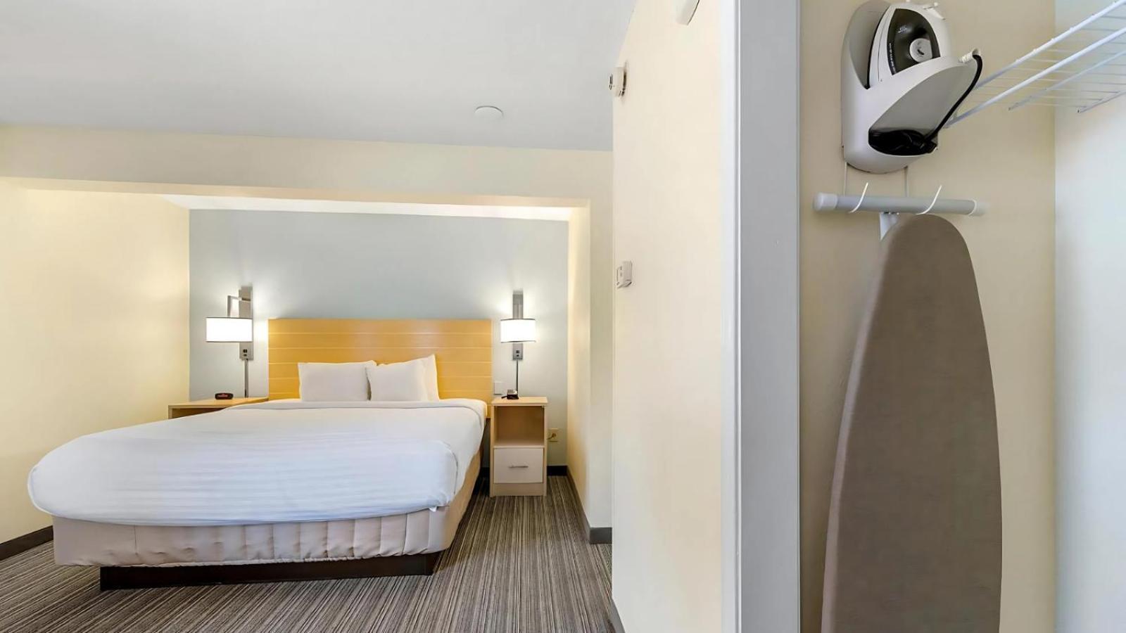 Studio Suite - Queen - Mobility Accessible - Tub