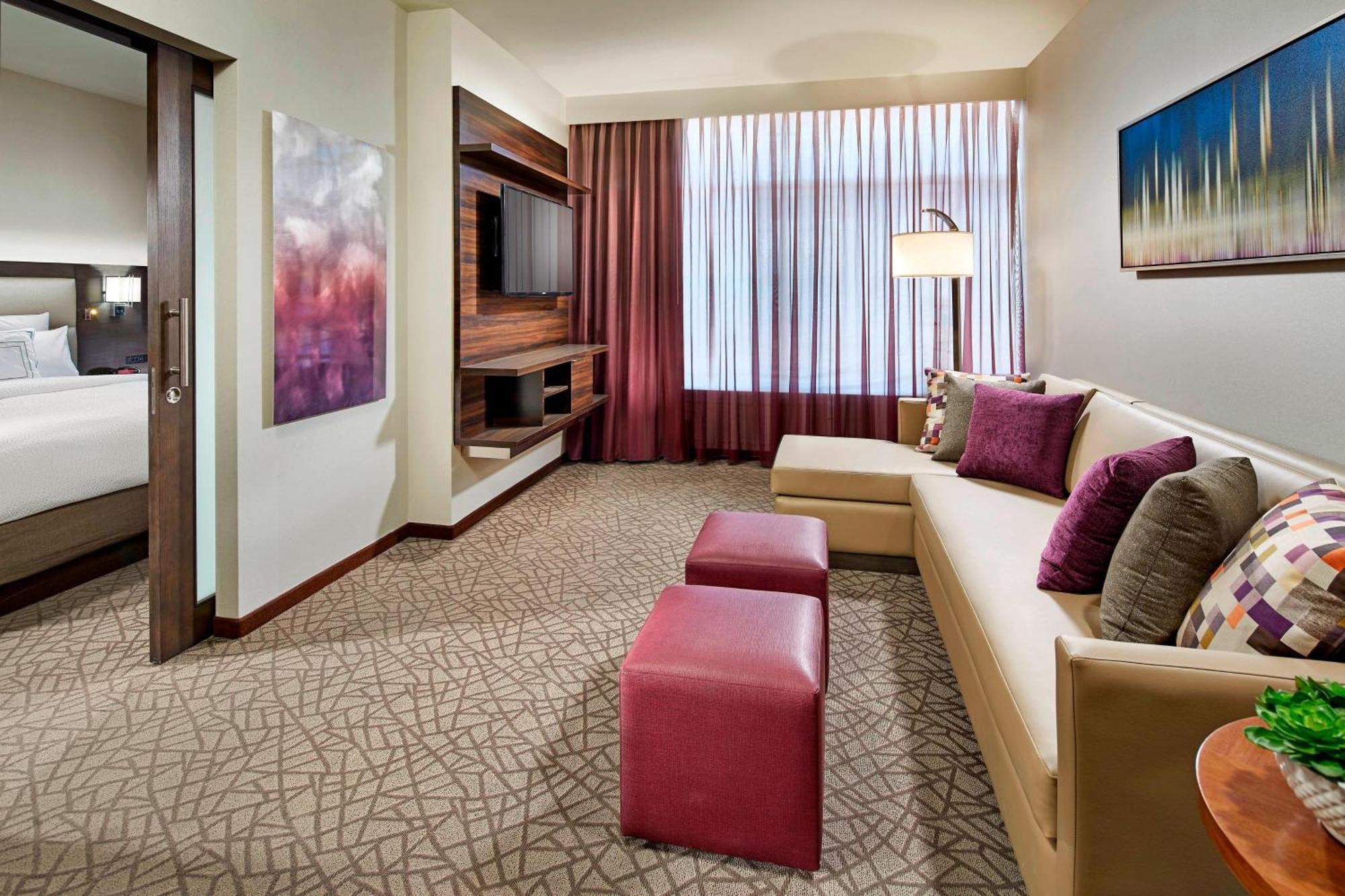 Two Bedroom 2 Queens & 2 Bunk Beds Theme Park View Suite Sofa Bed