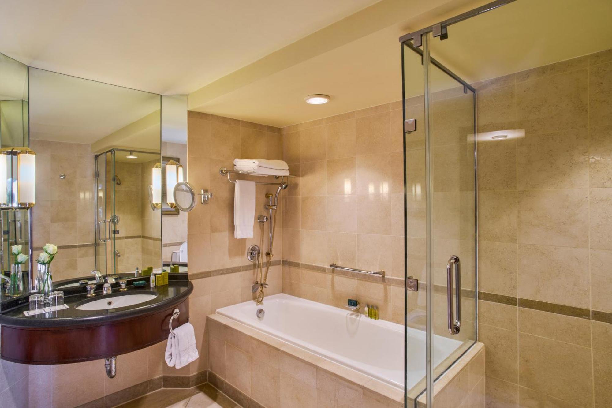 Corner One-Bedroom King Suite - Nile View,1641737079:JPEG