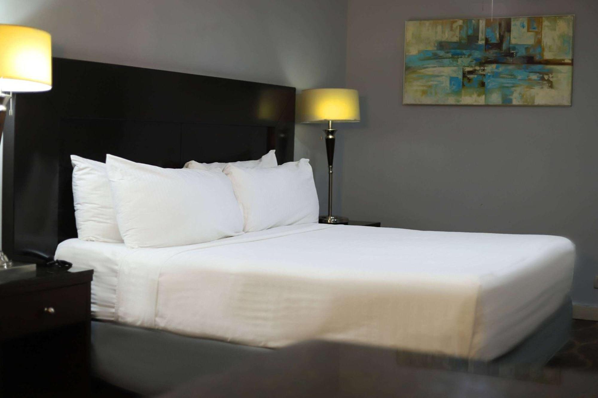 1 King Bed, Studio Deluxe, Non-Smoking
