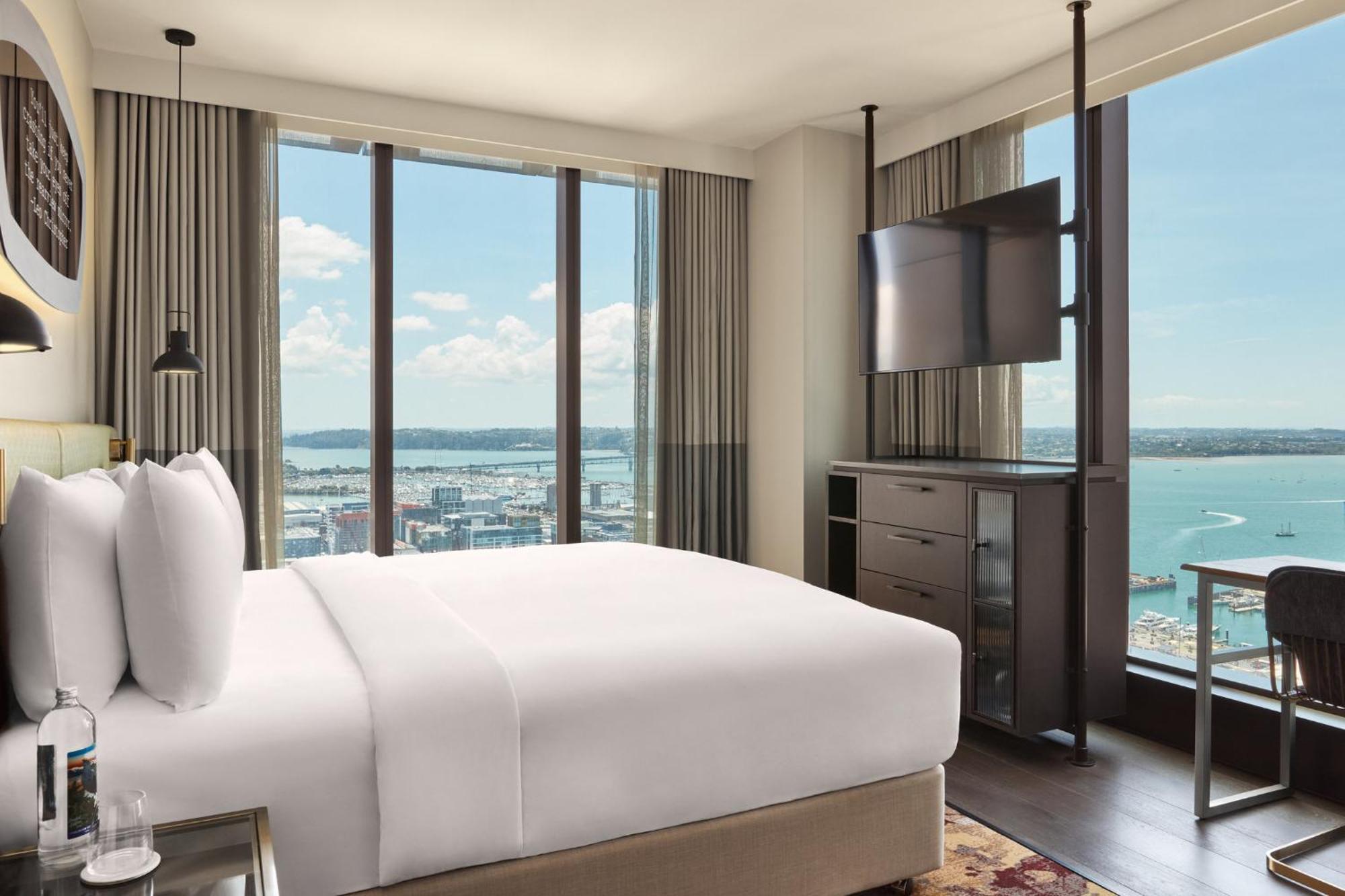 Standard Corner King Room with Harbor View - High Floor