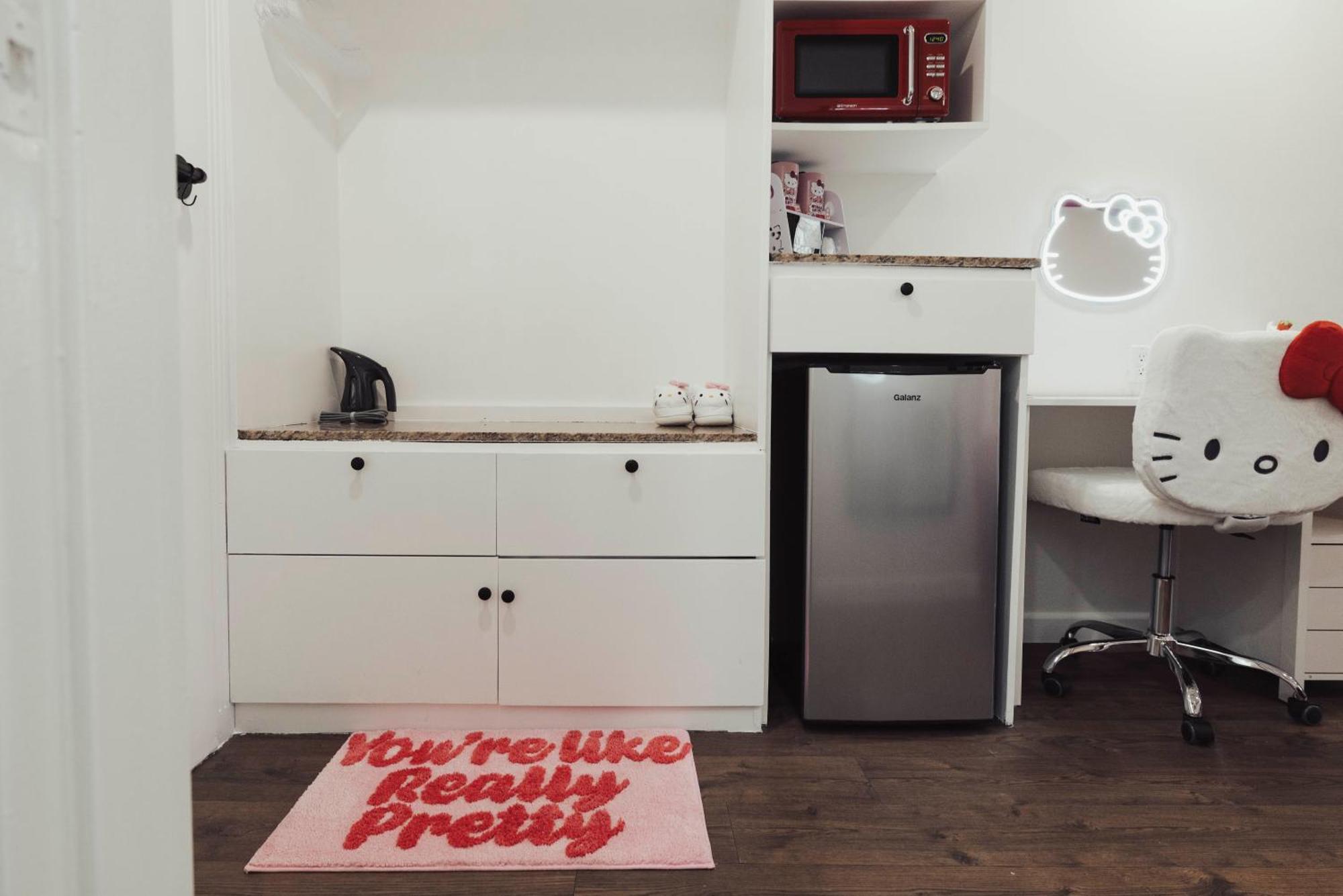 Kitty Character Suite 2 Queen Beds