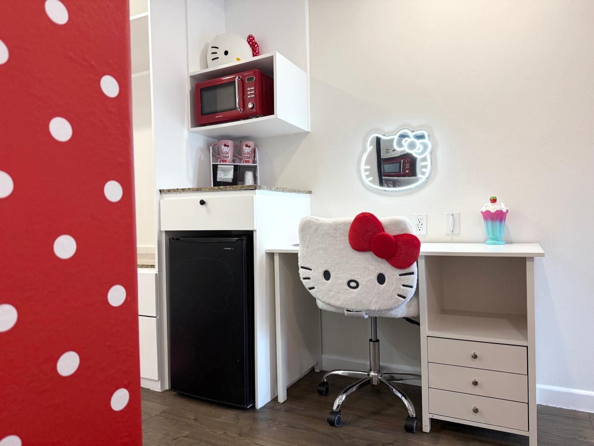 Kitty Character Suite 2 Queen Beds