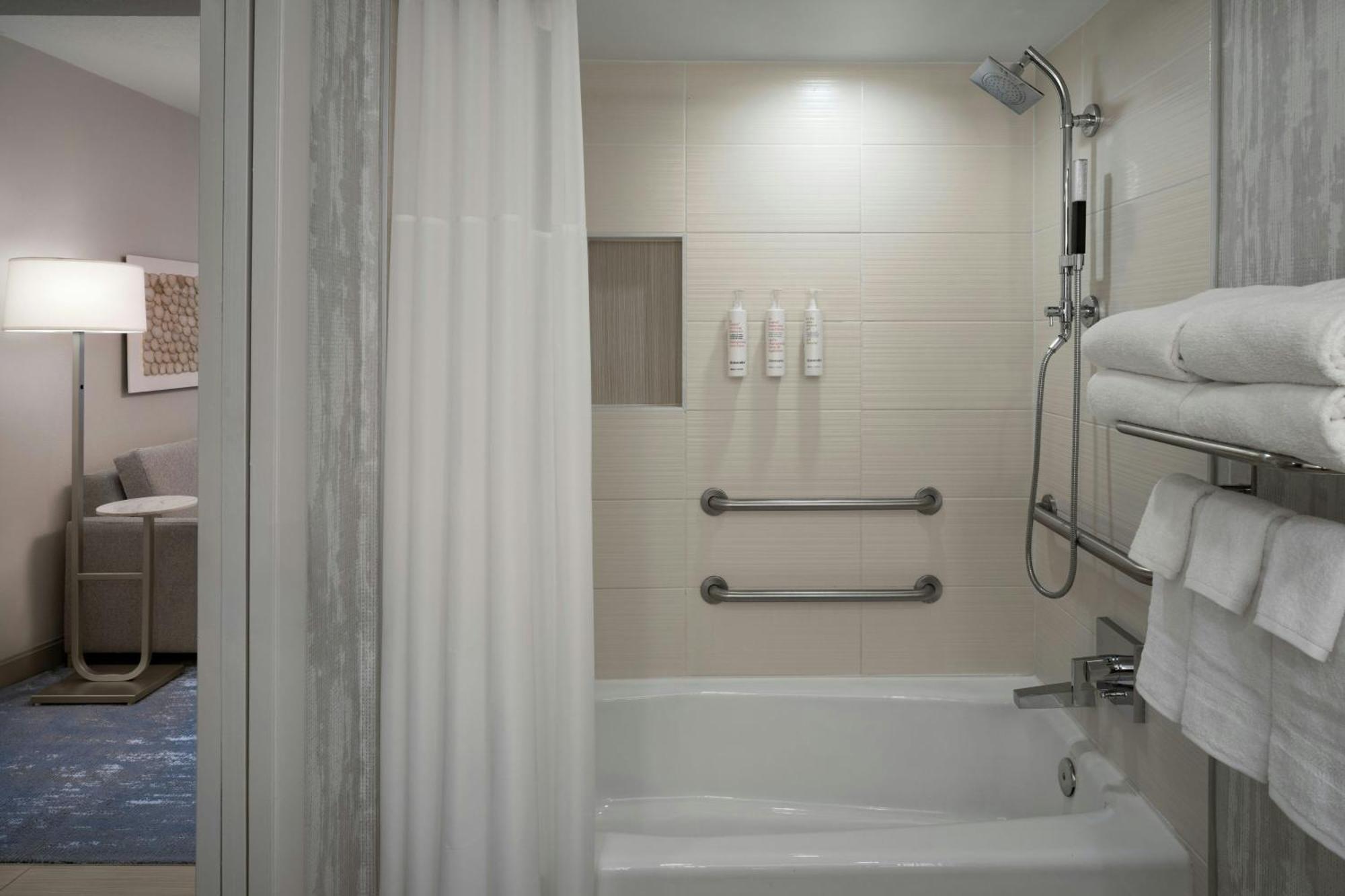 Suite mit 1 Schlafzimmer, Kingsize-Bett, Blick auf das Wasser und angepasster Badewanne – barrierefrei, für Hörgeschädigte geeignet