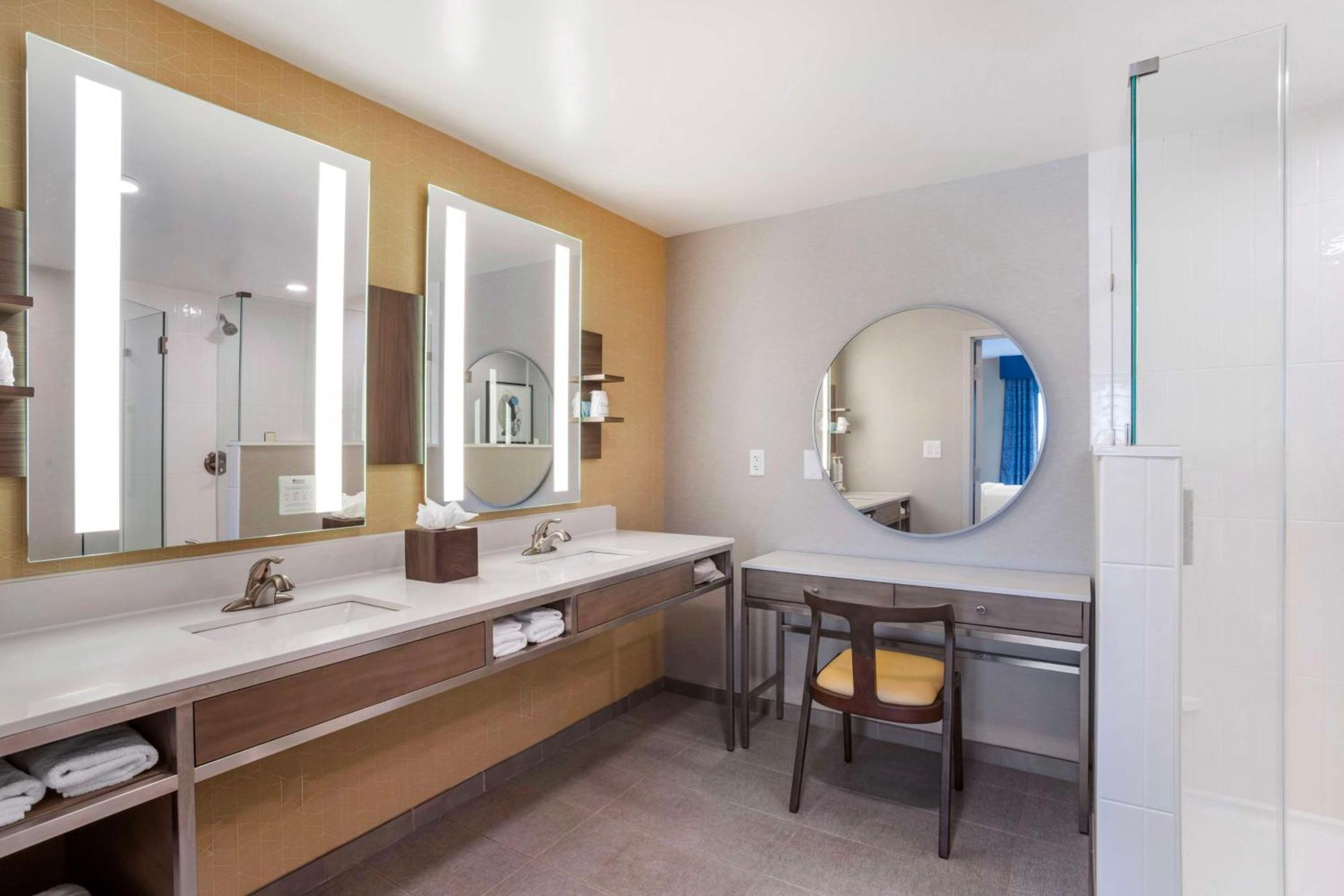 One-Bedroom King Suite