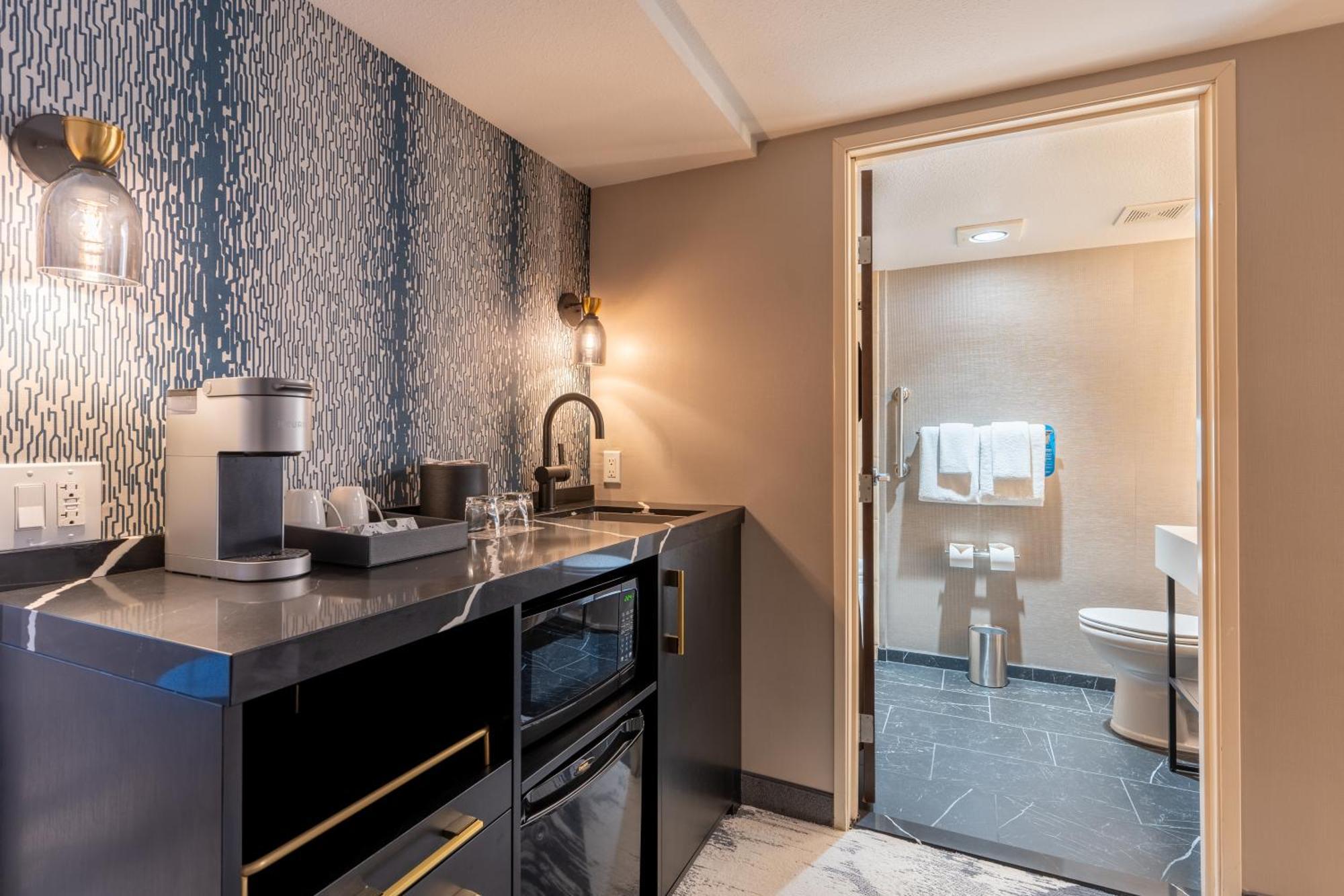 Habitación con cama extragrande y bañera de hidromasaje