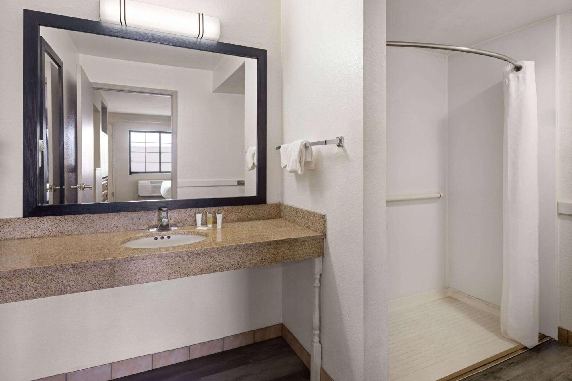 1 King Bed, Accessible Studio Suite, Non-Smoking