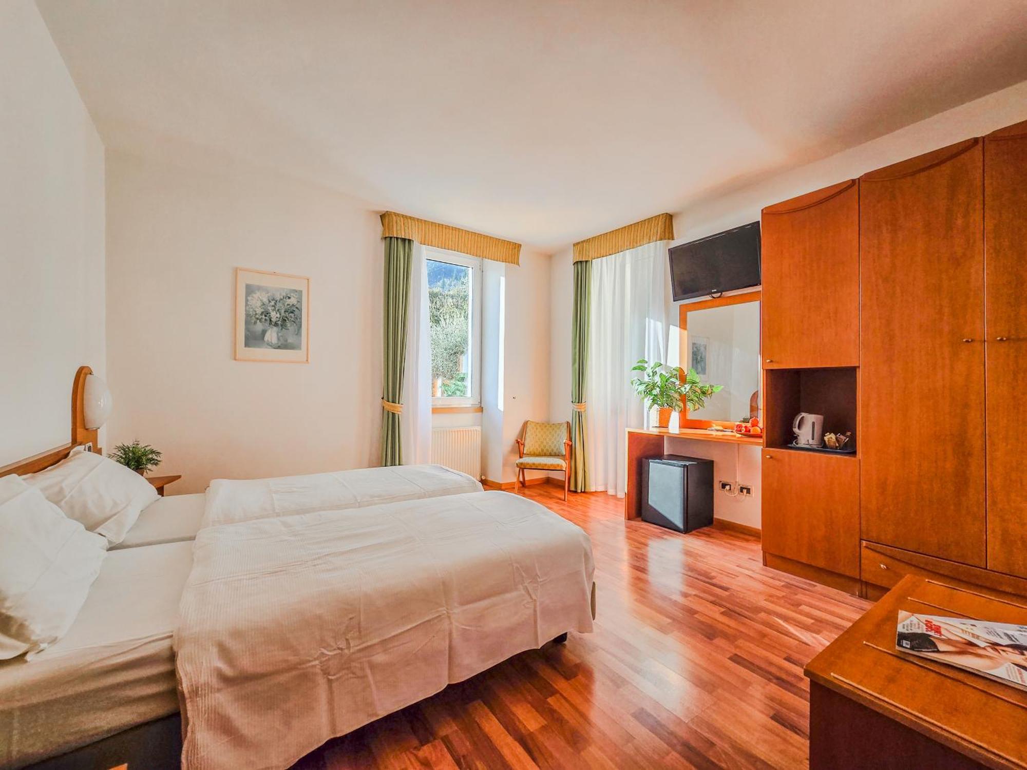 Double or Twin Room with Lake View