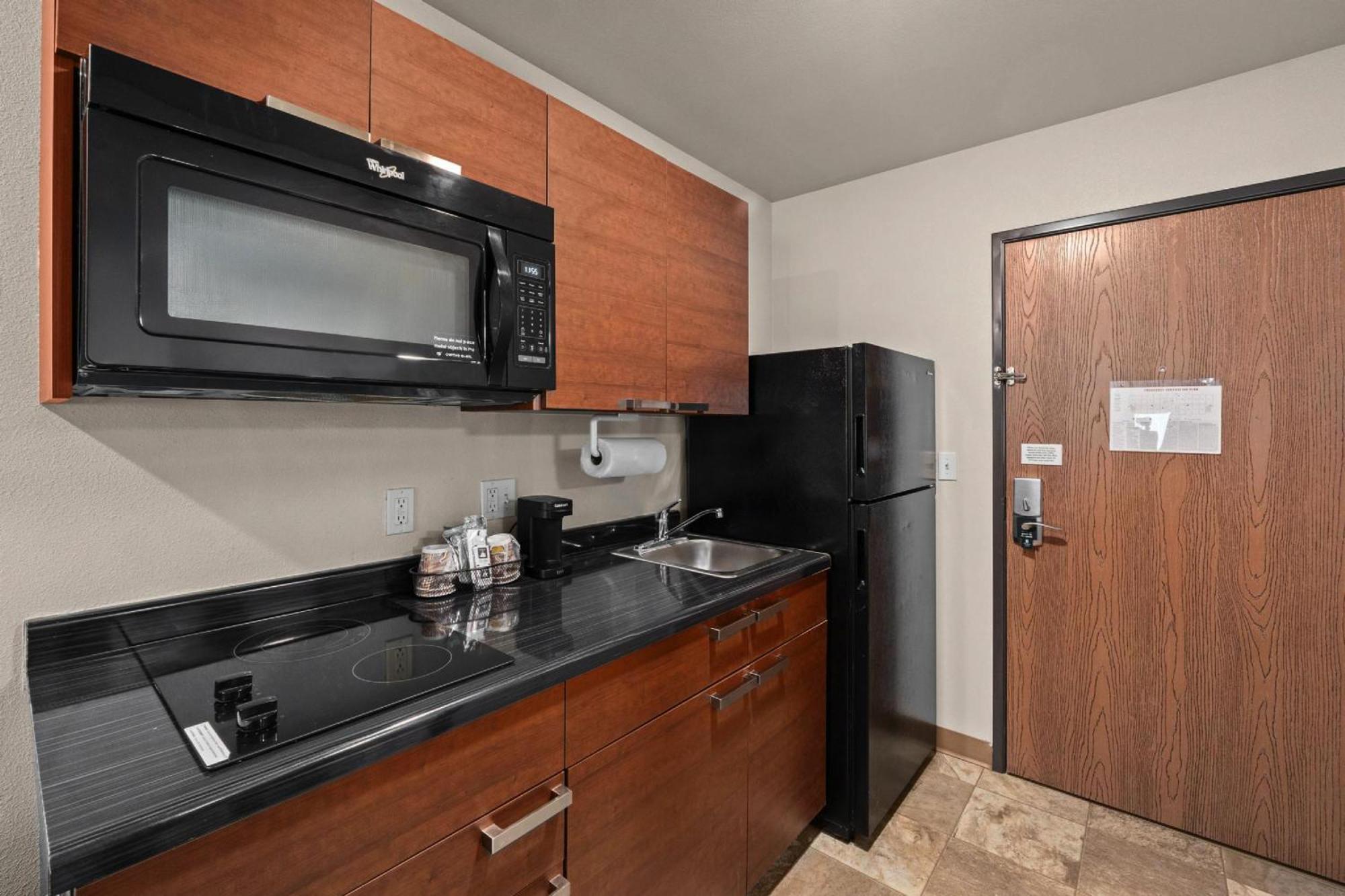 Queen Room - Non Smoking/Interior Hall