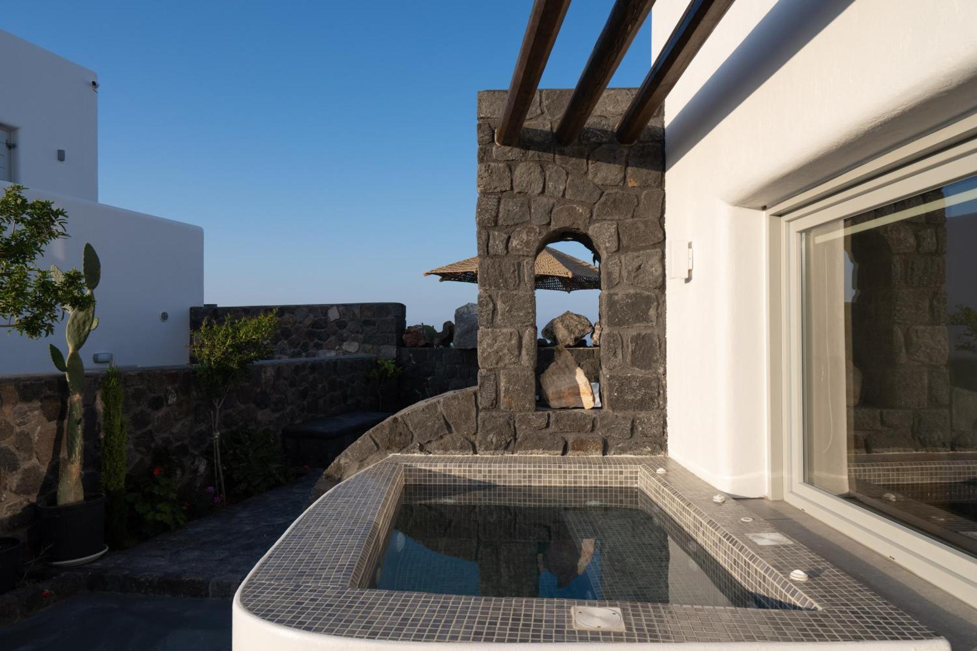 Courtyard Suite with Hot Tub