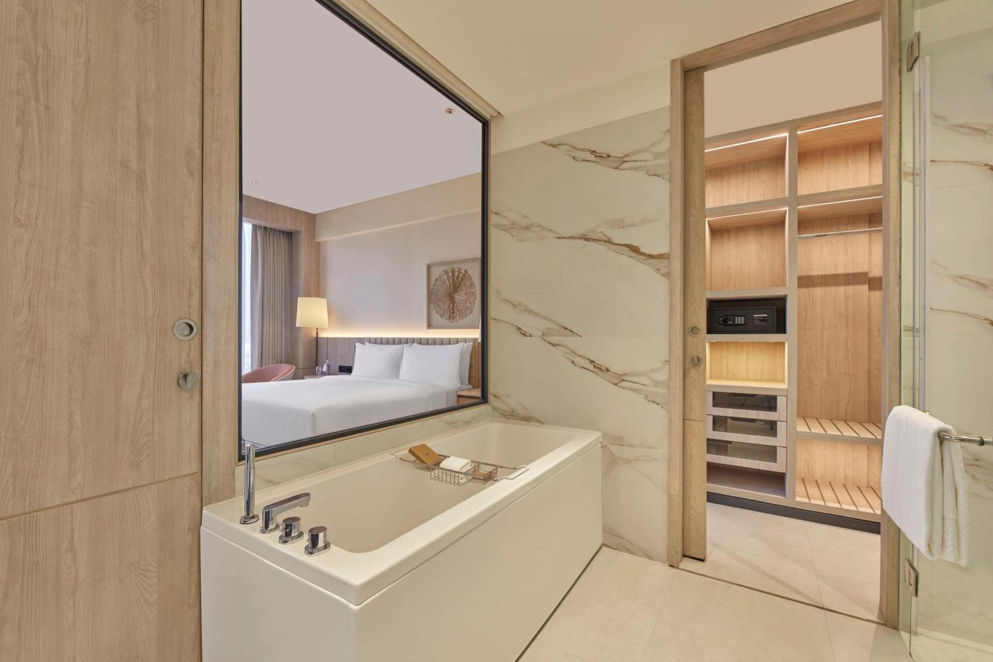 Premium King Suite with Balcony - Lounge Access,1642514440:JPEG