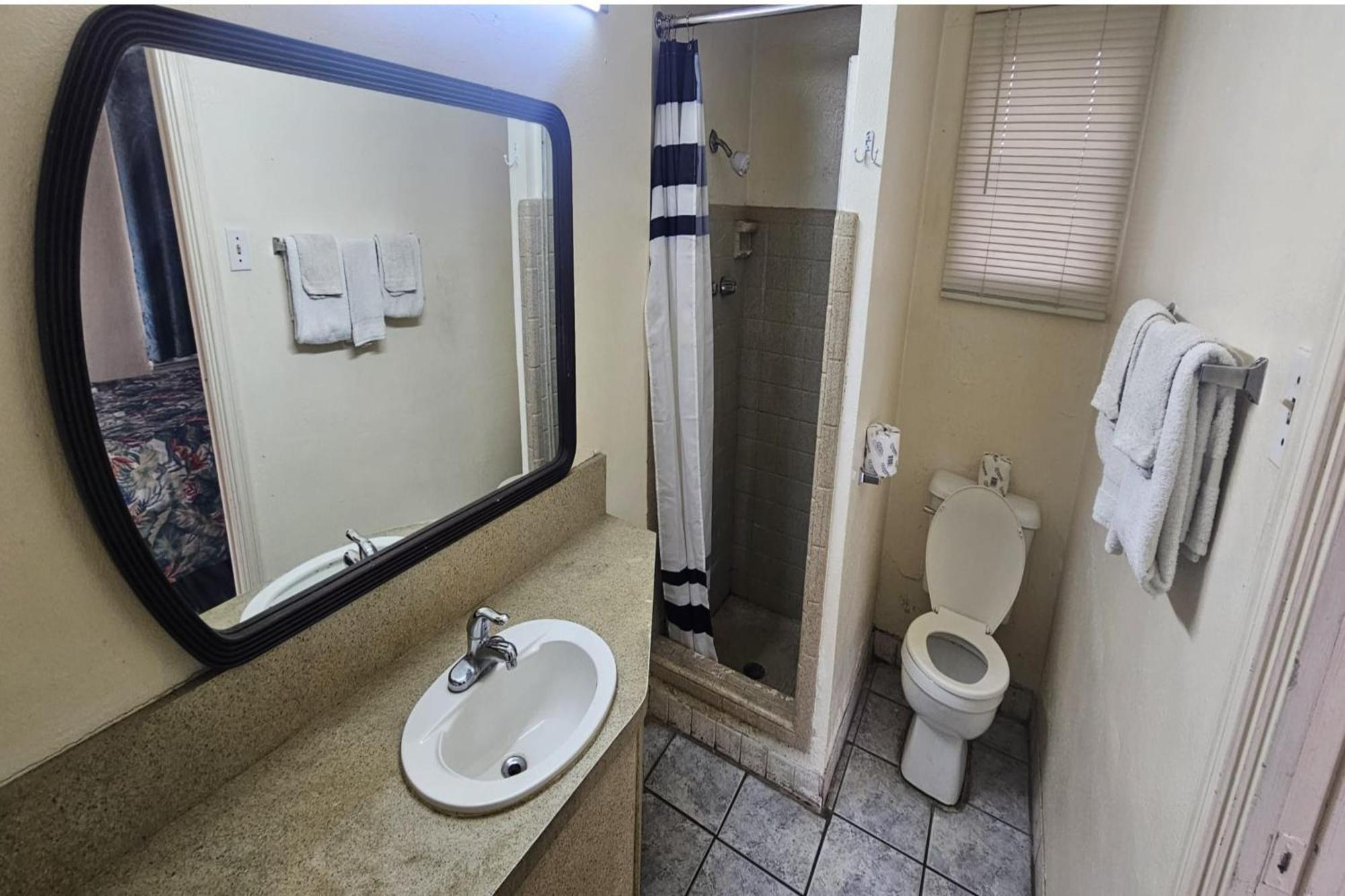 King Bed with Kitchenette Non-Smoking