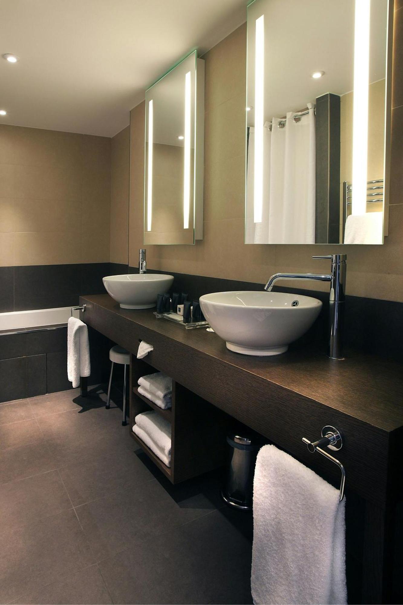 Suite with Twin Beds, City view and Balcony