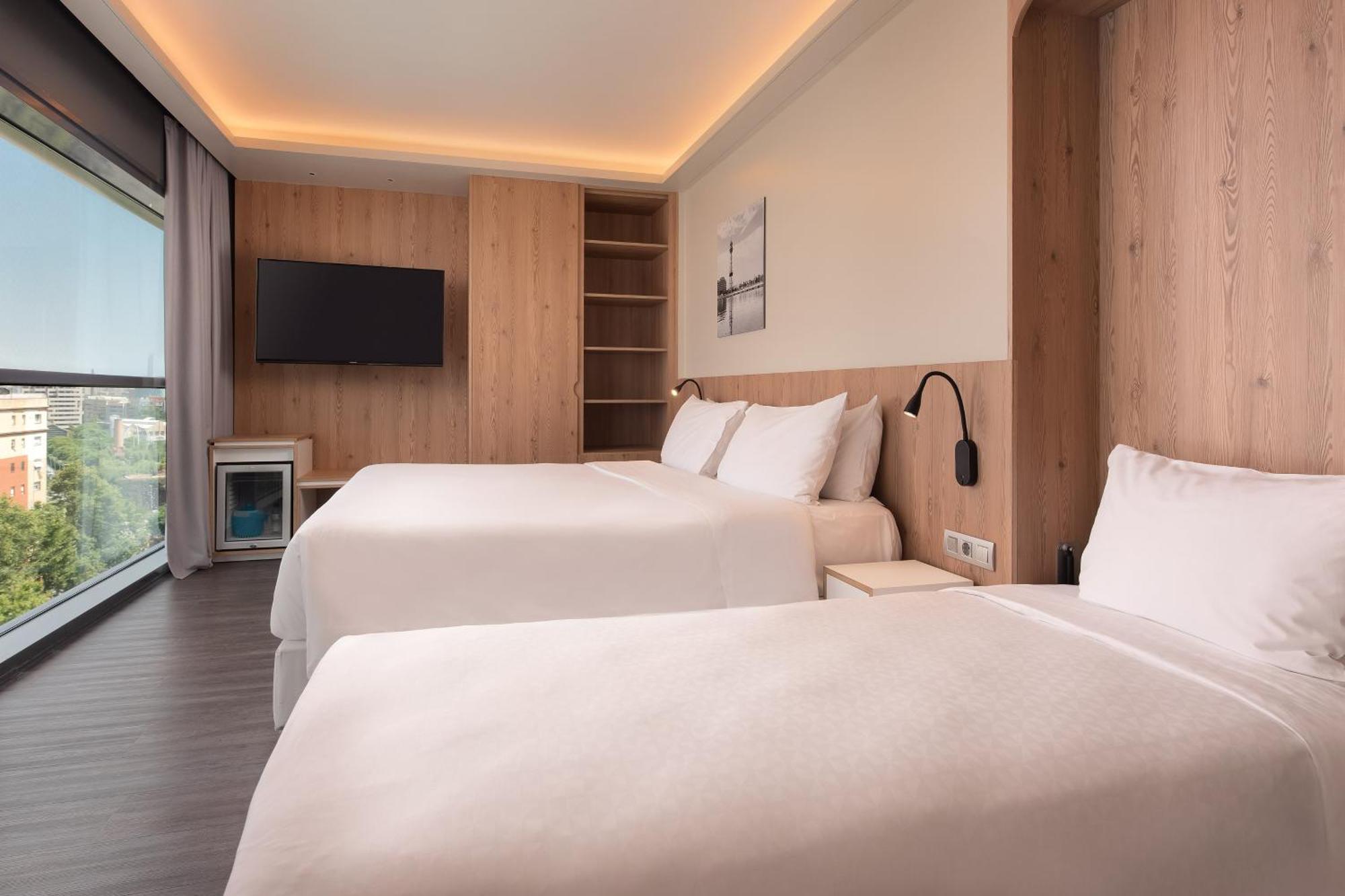 Quarto Executivo com Cama King-size e Vista da Cidade