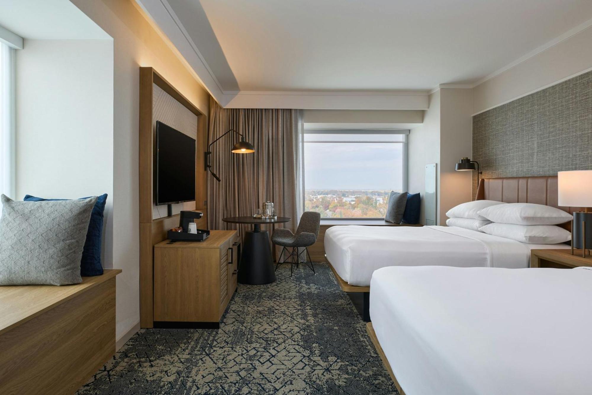 Double Room with City View - Low Floor - Mobility Accessible with Roll-In Shower