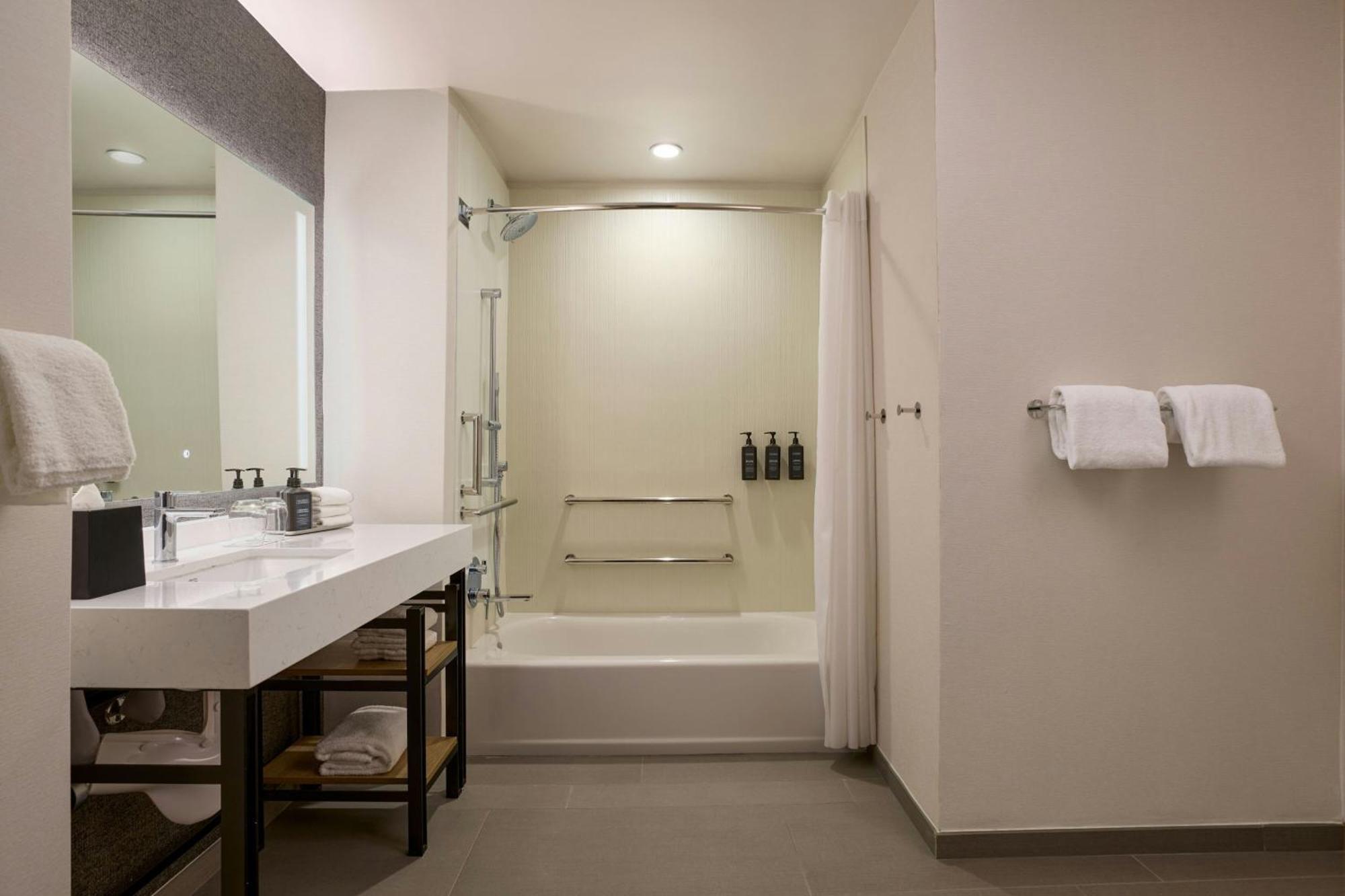 King Room with Adapted Tub and City View - Mid Floor/Mobility and Hearing Accessible