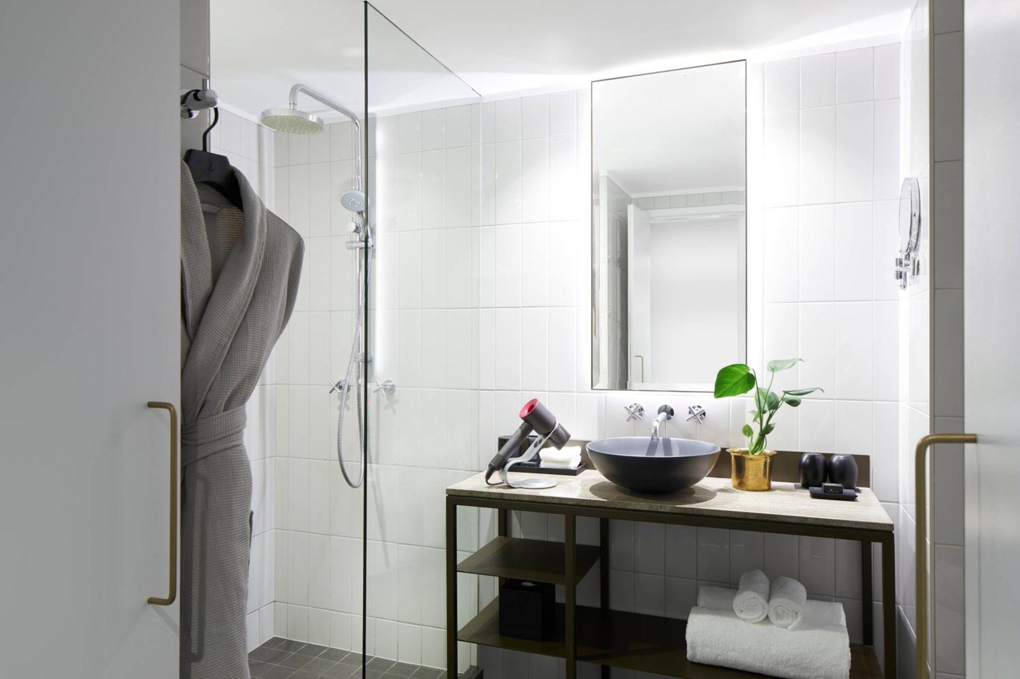 Zimmer Water mit 1 Kingsize-Bett, Juliabalkon und Blick auf die Walsh Bay