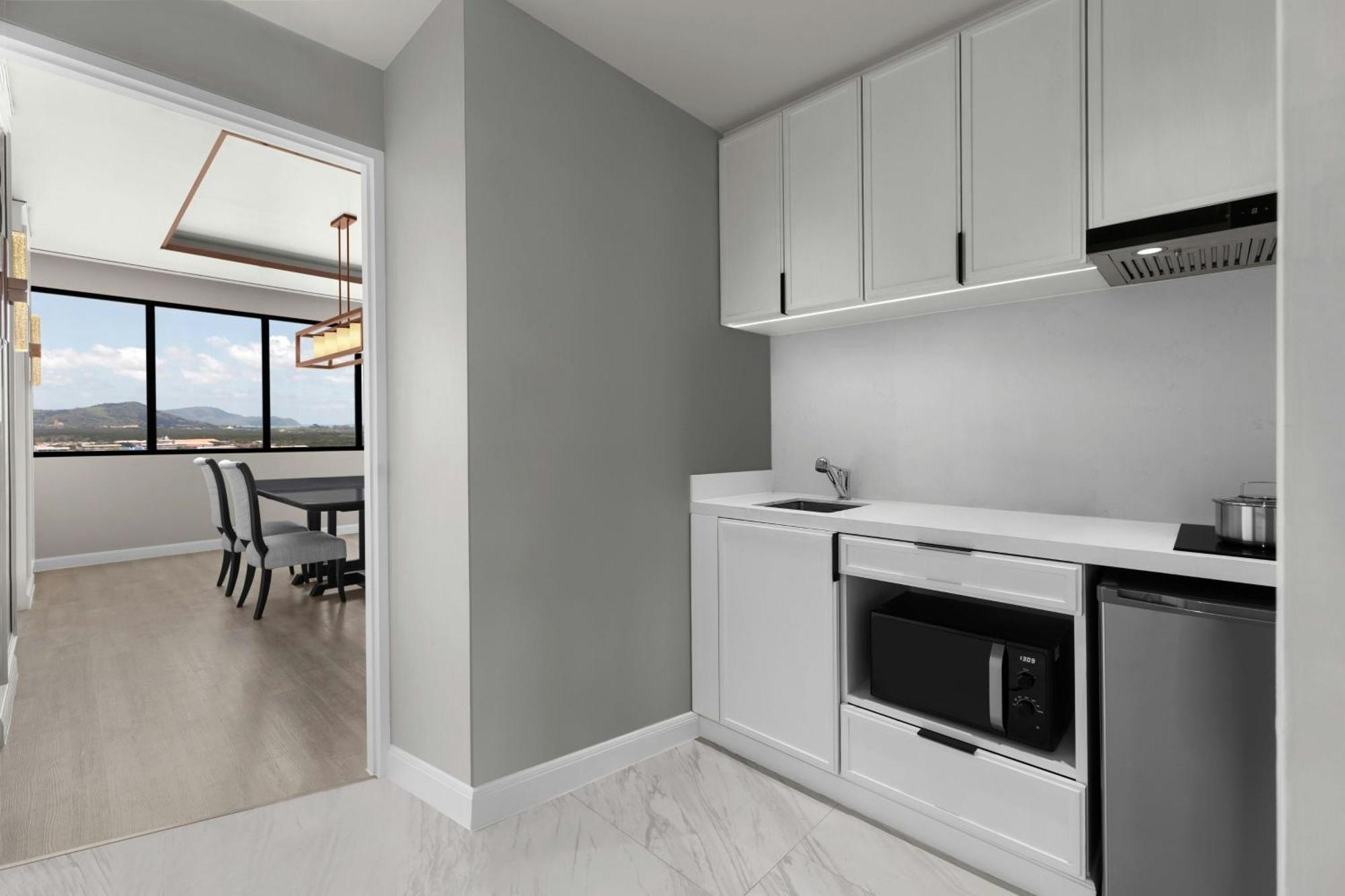 One-Bedroom Family King Suite City View