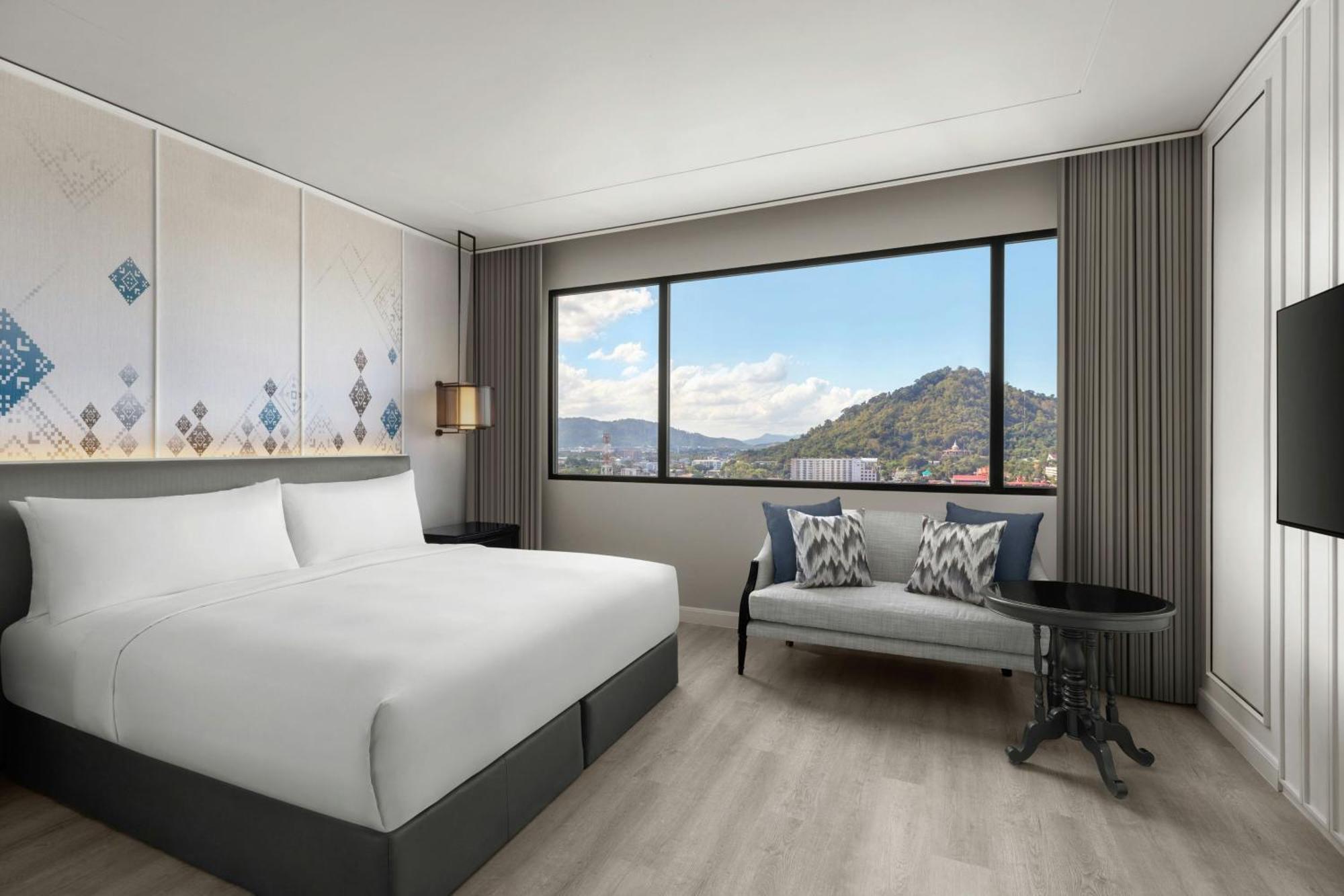 One-Bedroom Family King Suite City View