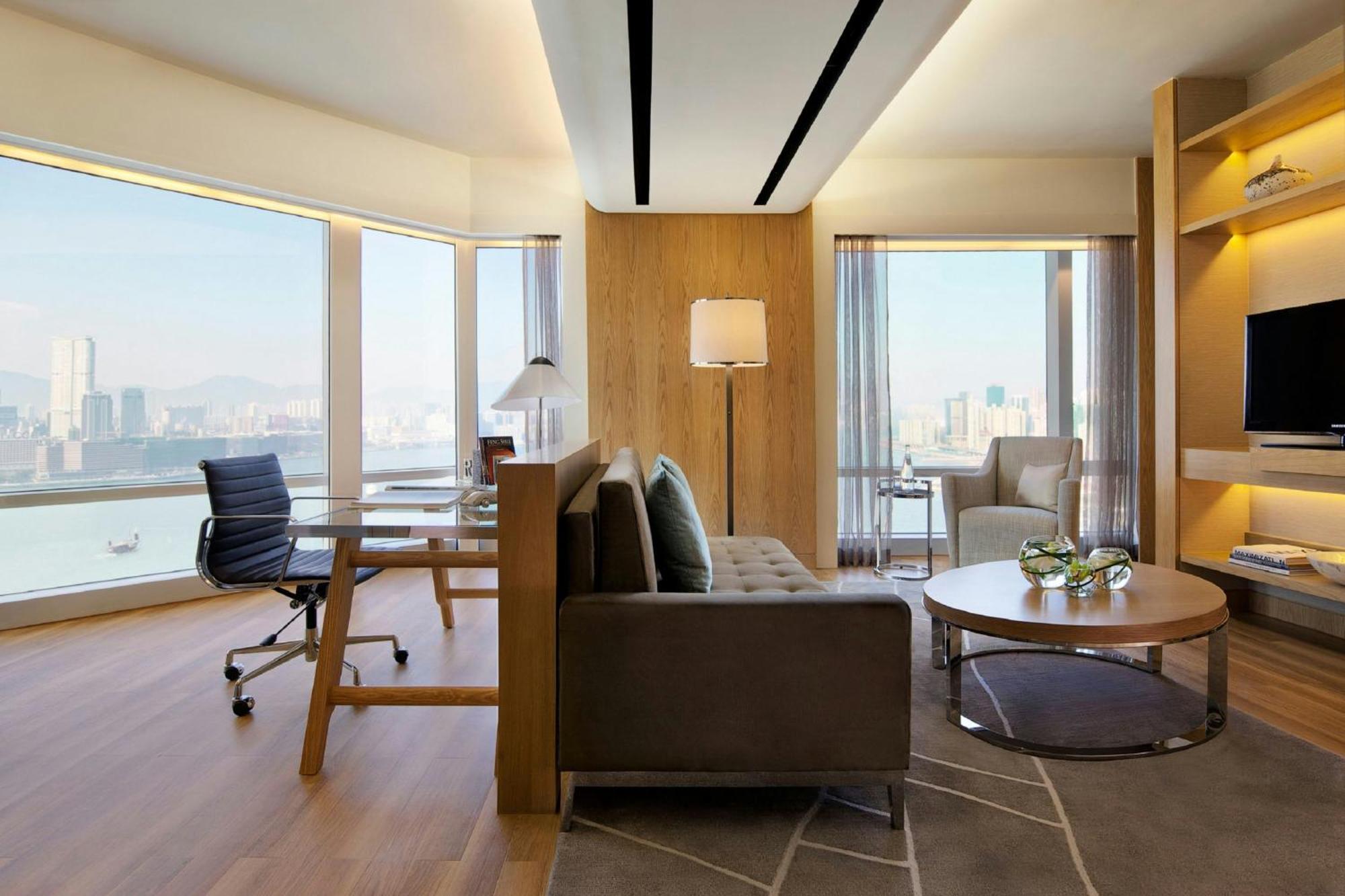 Deluxe King Suite Harbour View Executive Lounge Access