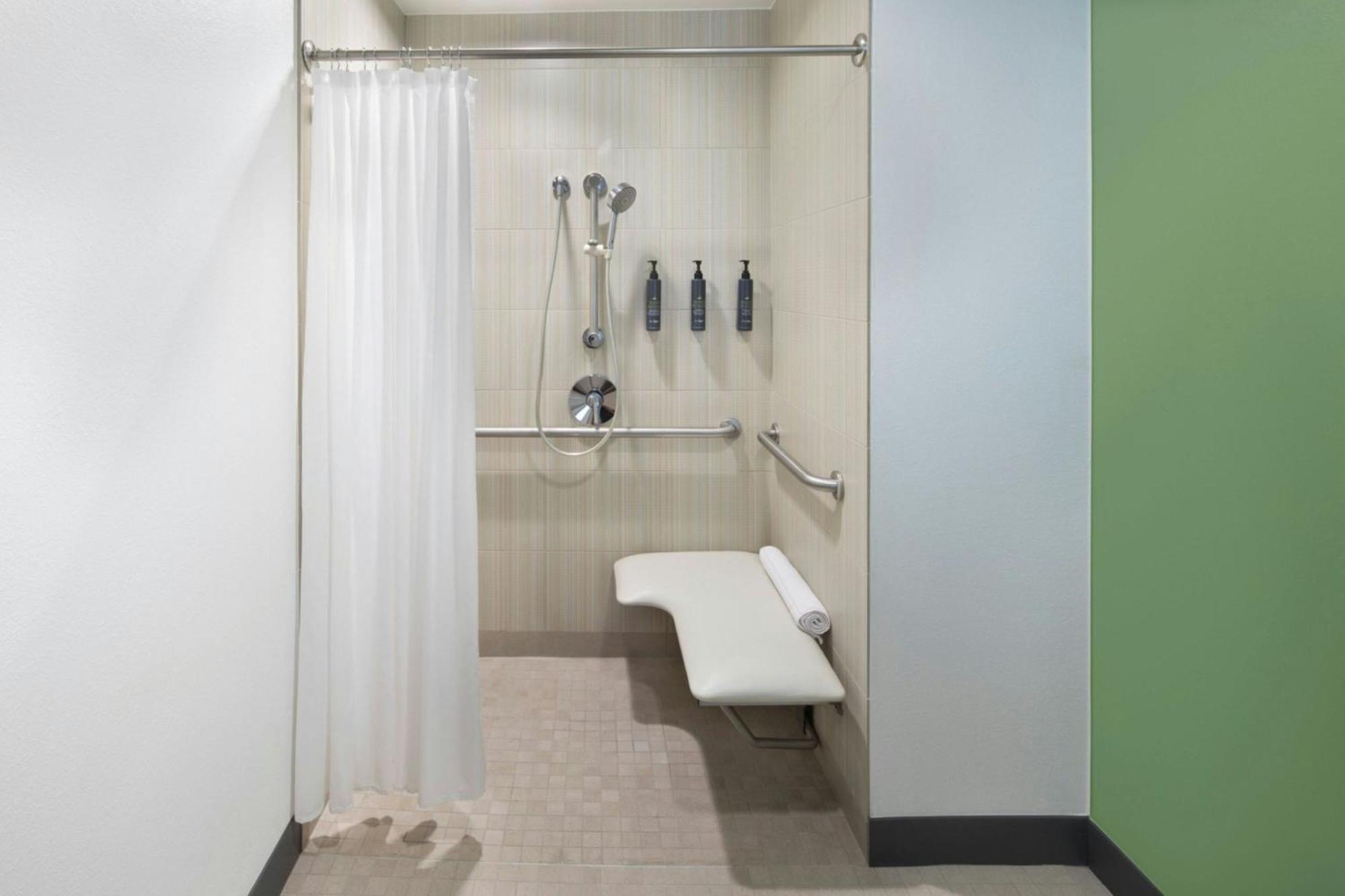 Aloft Guest room 1 King