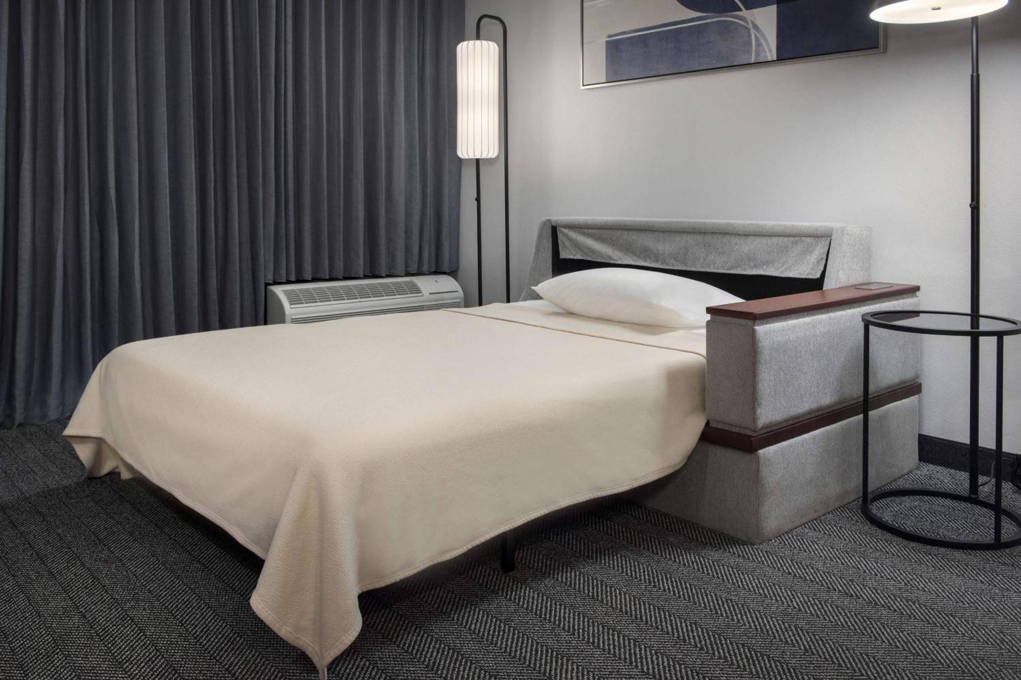 Upgraded King Room with Sofa Bed and Courtyard View