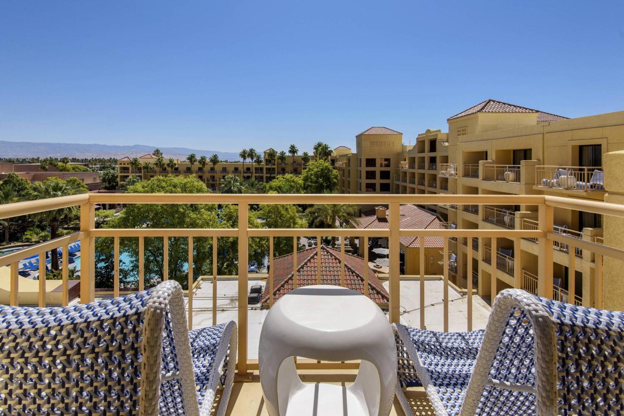 Suite con cama extragrande y vistas a la piscina (sin suplemento del complejo)
