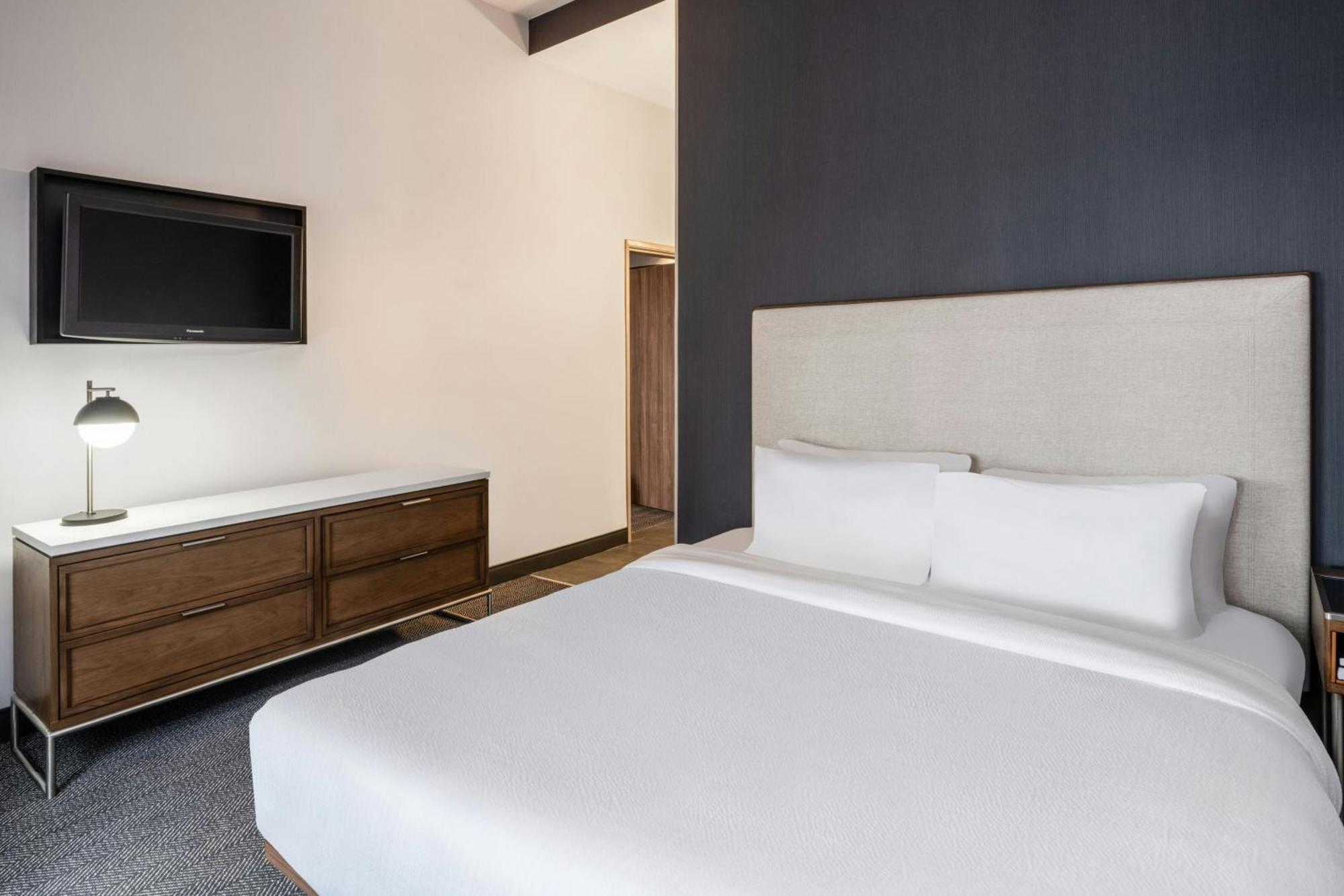 1 Bedroom 2 room Suite, 1 King, Sofa bed