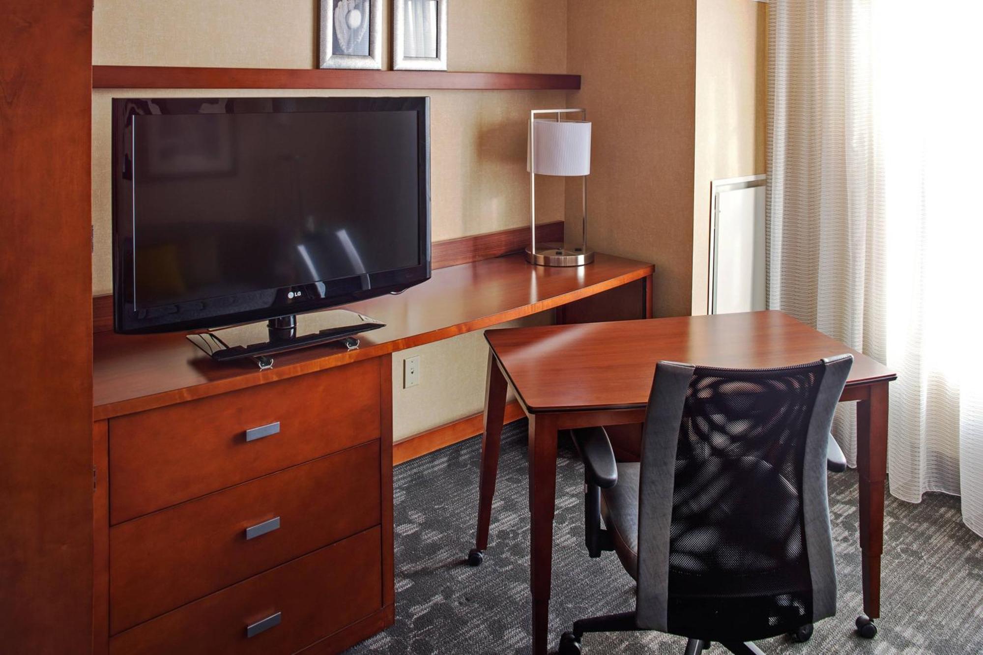 King Room with Youth Field View - Mobility/Hearing Accessible with Tub