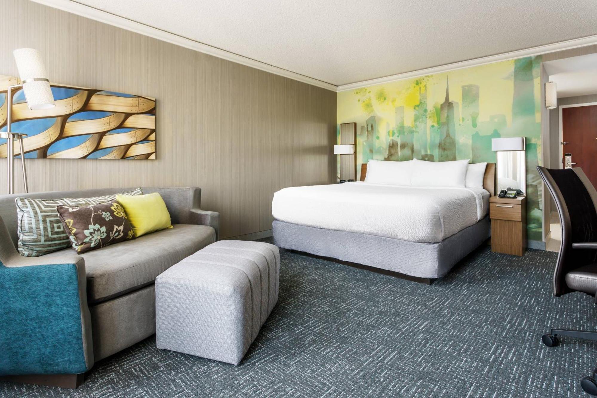 Habitación Doble con cama grande, sofá cama y vistas a la ciudad