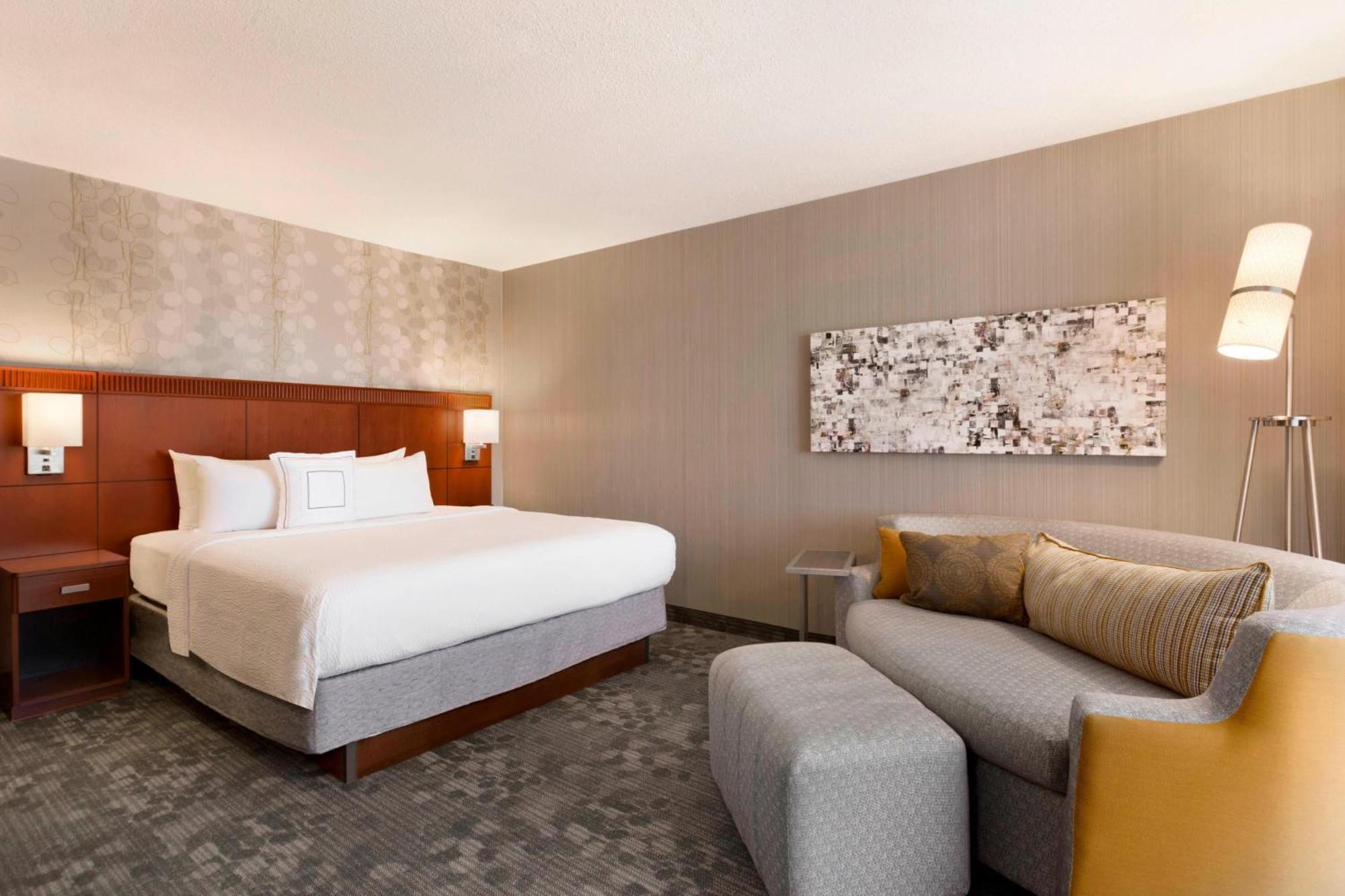 King Room with Bathtub - Mobility Access/Hearing Accessible