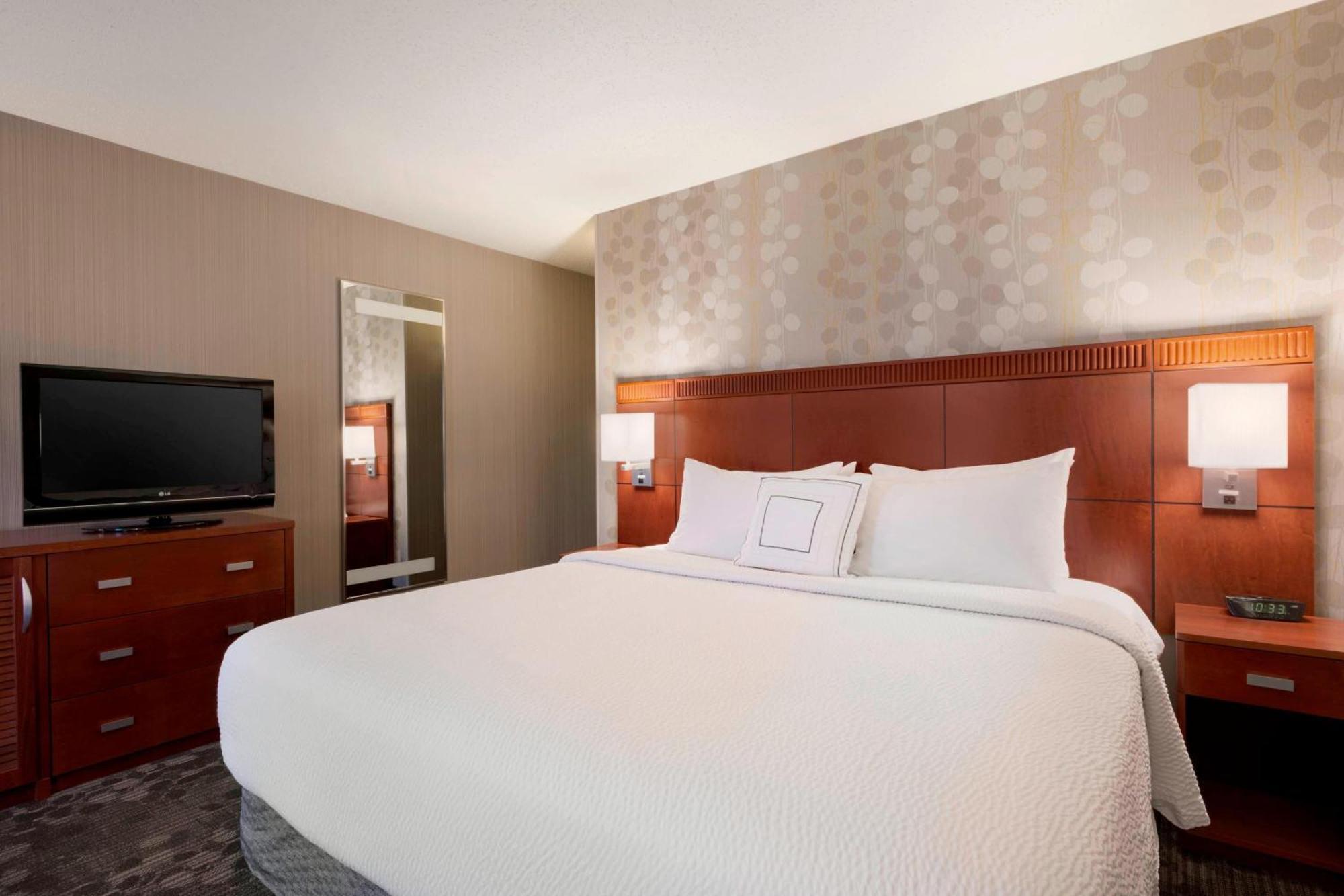 King Room with Roll-In Shower and Sofa Bed - Mobility Access/Hearing Accessible